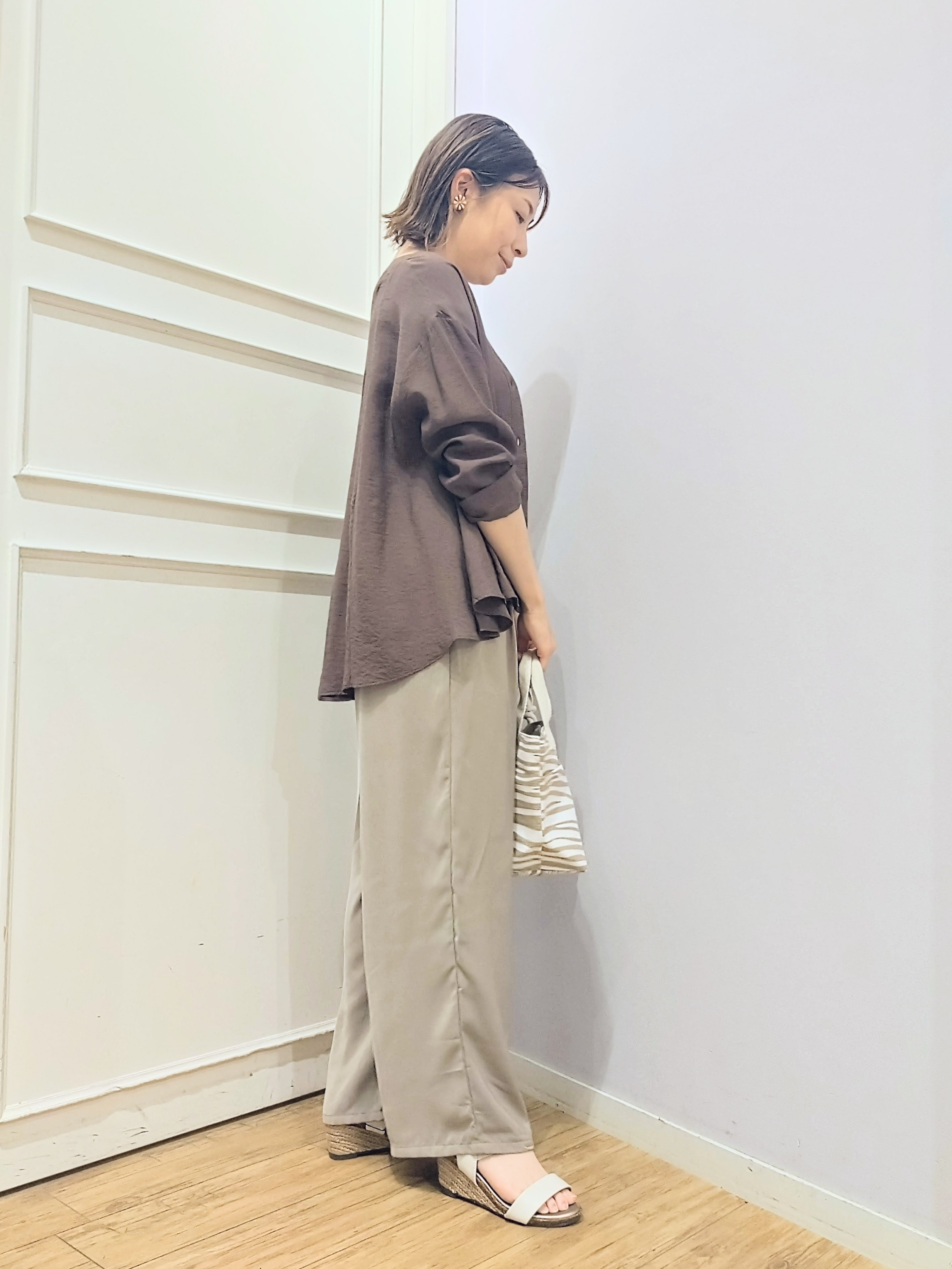 miomioさんの「SHOO･LA･RUE｜【洗濯機可/S-LL】お顔周りすっきり 大人のシアーシャツカーディガン」を使ったコーディネート