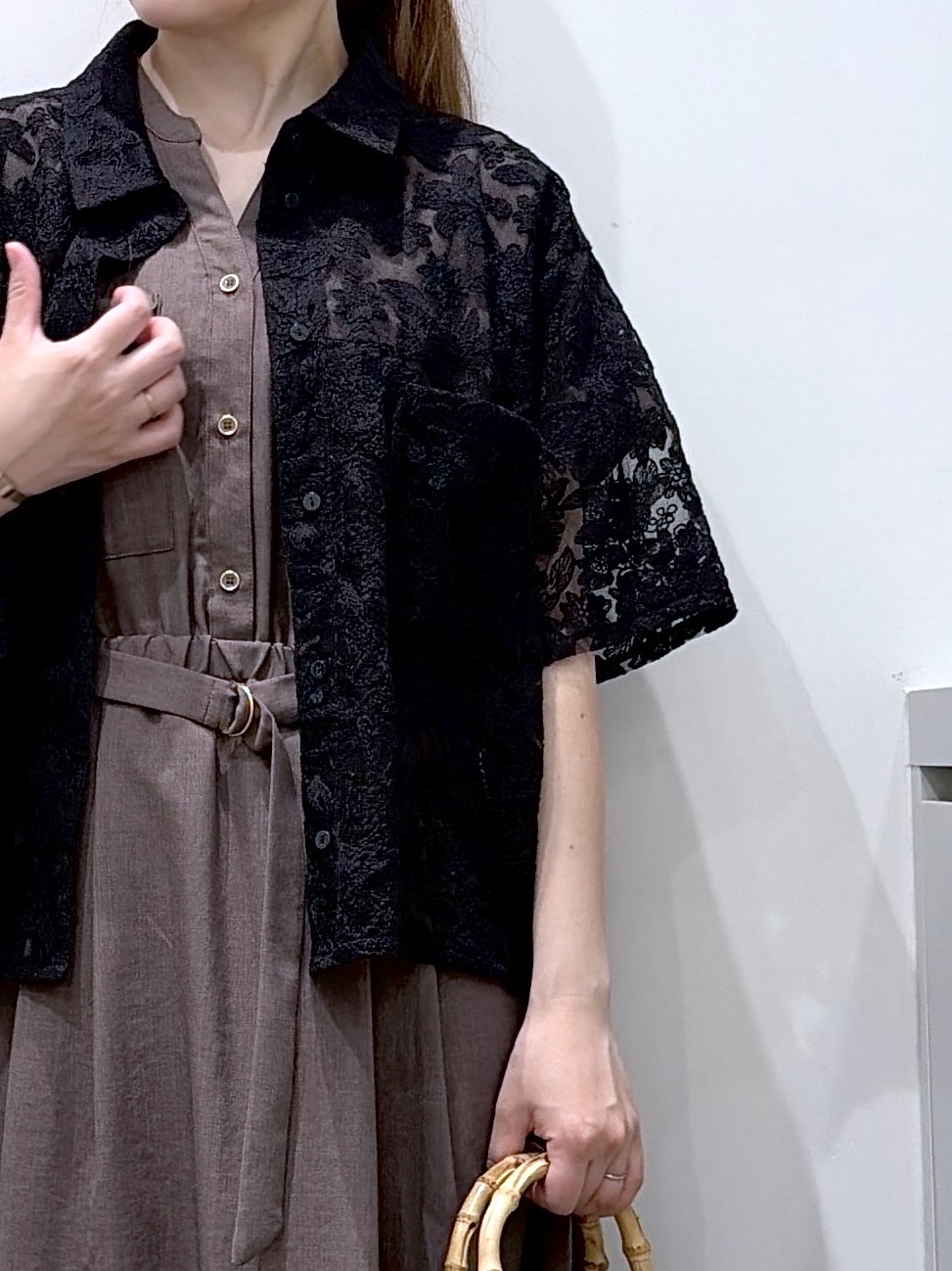 Junさんの「index｜フラワー刺繍シアーシャツ【洗濯機OK／イージーアイロン】」を使ったコーディネート