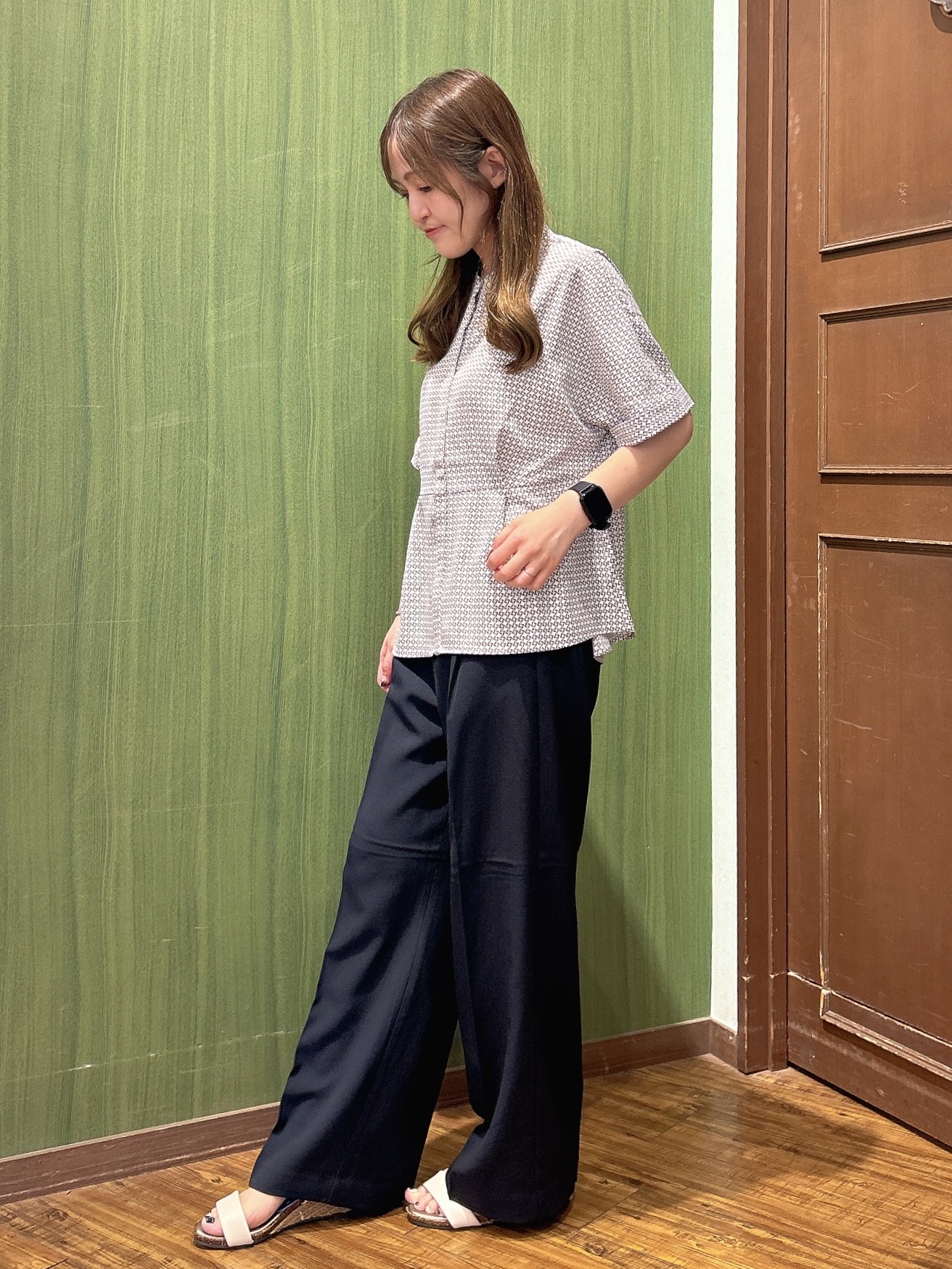 かおりさんの「SHOO･LA･RUE｜【ひんやり/UV/通勤】洗濯後しわになりにくい インしない ウエストタックペプラムブラウス」を使ったコーディネート