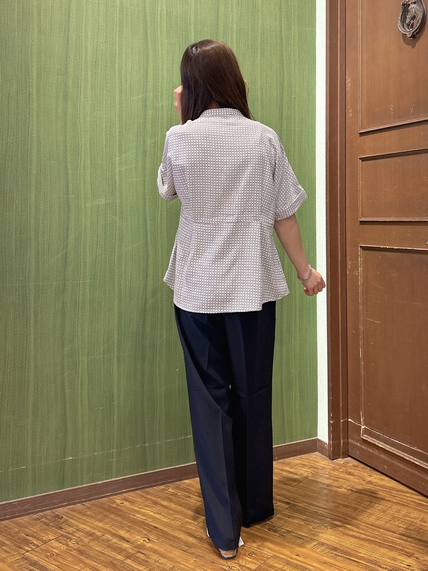 かおりさんの「SHOO･LA･RUE｜【ひんやり/UV/通勤】洗濯後しわになりにくい インしない ウエストタックペプラムブラウス」を使ったコーディネート