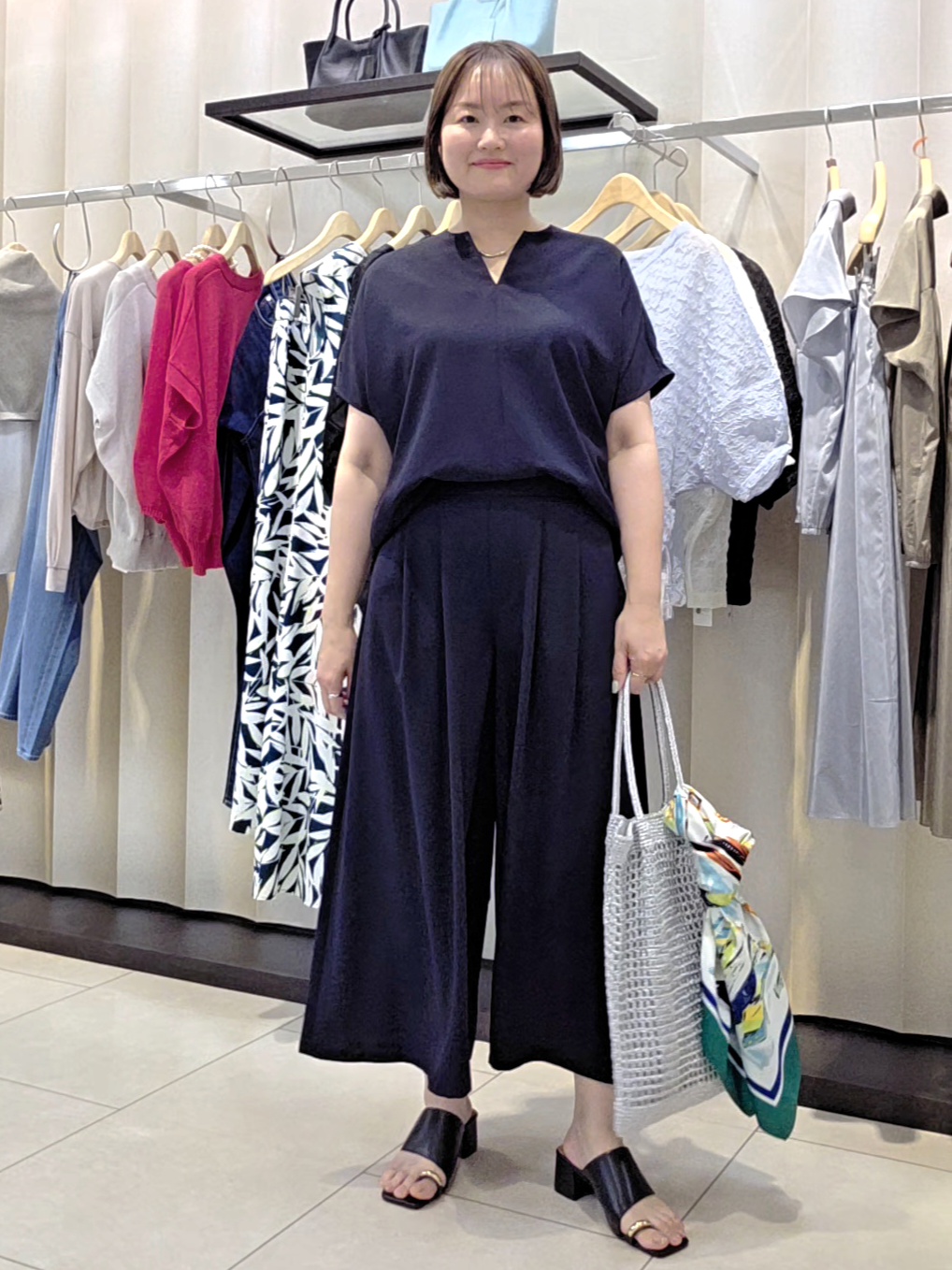 naokoさんの「UNTITLED｜【UV/接触冷感/セットアップ可】リラクシーキーVネックブラウス」を使ったコーディネート