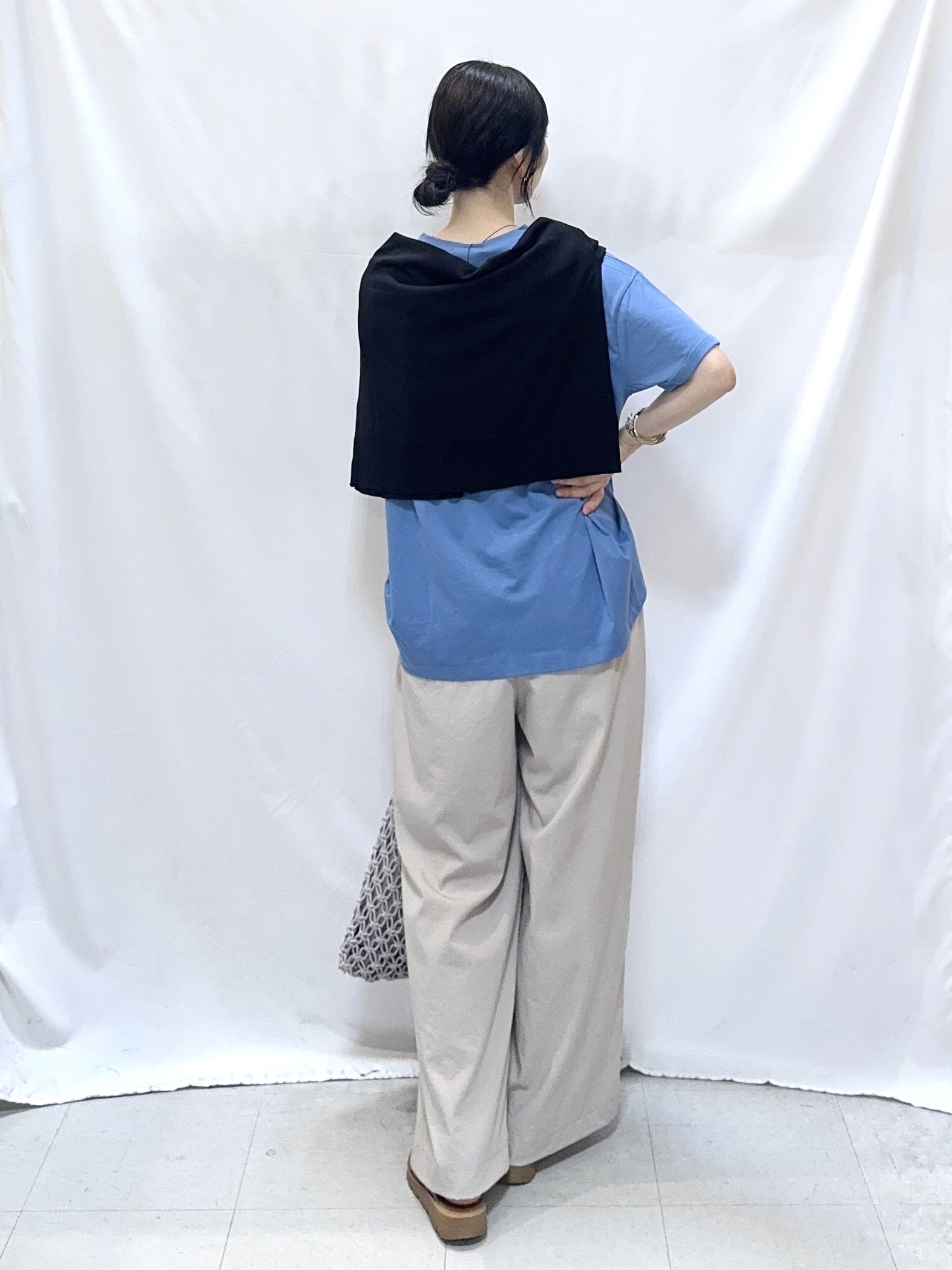 𝐇𝐢𝐫𝐨𝐦𝐢さんの「SHOO･LA･RUE｜【洗濯機可/ひんやり/UV】さらっとしたタッチが心地よい ショート丈 Vネックカーディガン」を使ったコーディネート