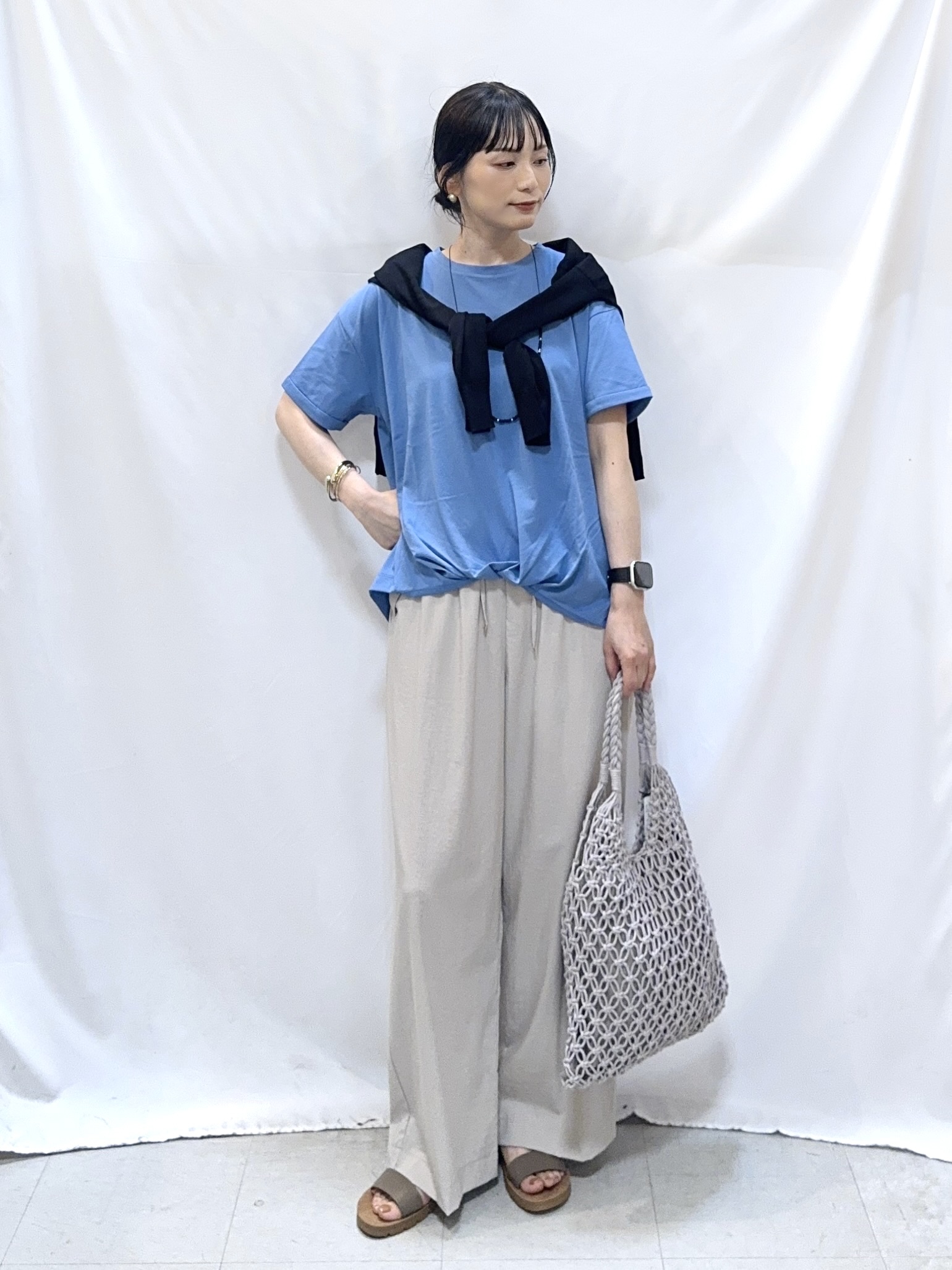 𝐇𝐢𝐫𝐨𝐦𝐢さんの「SHOO･LA･RUE｜【洗濯機可/ひんやり/UV】さらっとしたタッチが心地よい ショート丈 Vネックカーディガン」を使ったコーディネート
