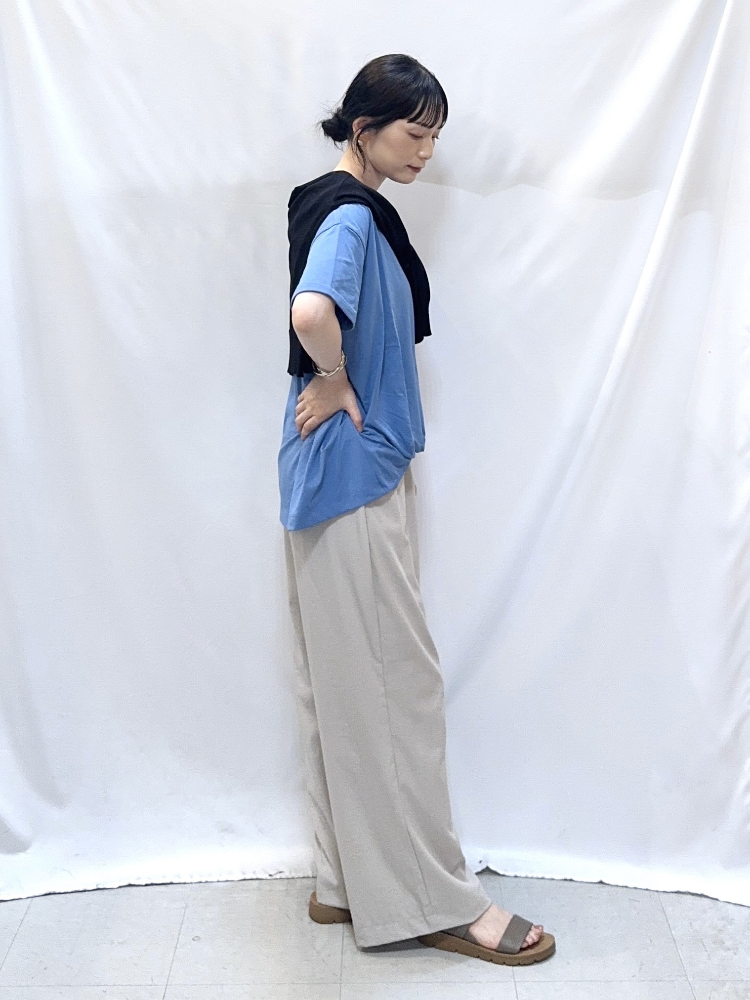 𝐇𝐢𝐫𝐨𝐦𝐢さんの「SHOO･LA･RUE｜【洗濯機可/ひんやり/UV】さらっとしたタッチが心地よい ショート丈 Vネックカーディガン」を使ったコーディネート