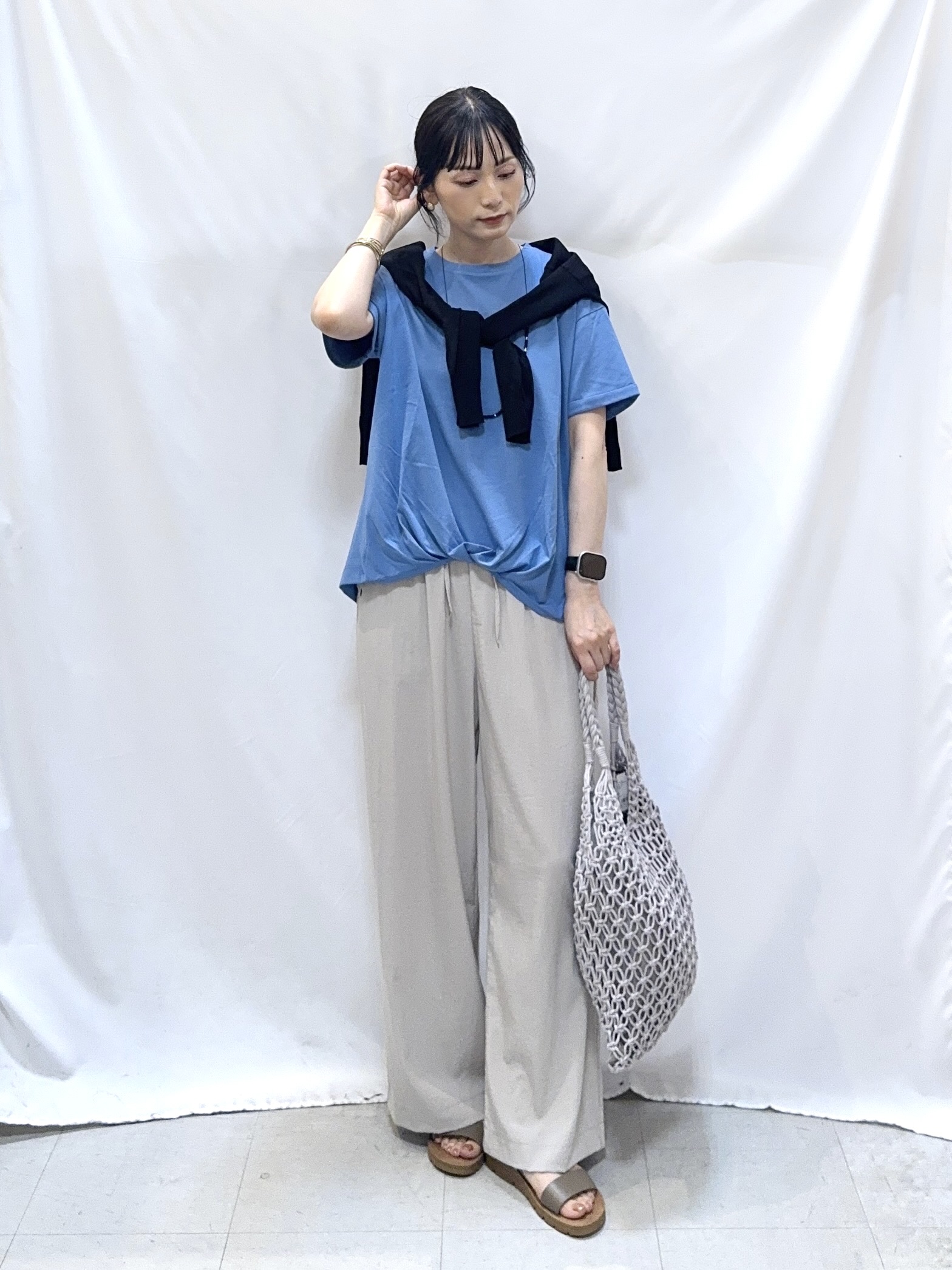𝐇𝐢𝐫𝐨𝐦𝐢さんの「SHOO･LA･RUE｜【洗濯機可/ひんやり/UV】さらっとしたタッチが心地よい ショート丈 Vネックカーディガン」を使ったコーディネート