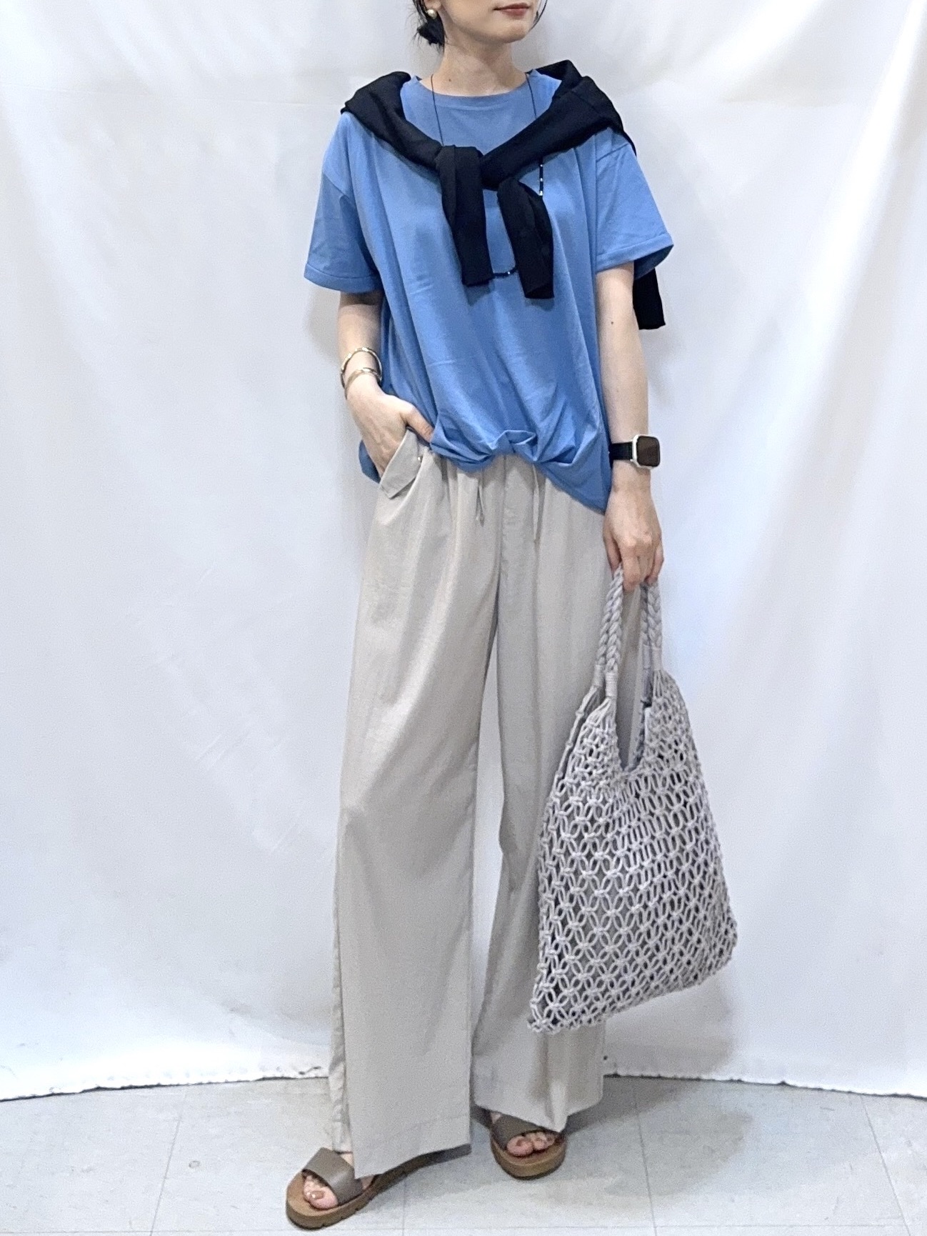 𝐇𝐢𝐫𝐨𝐦𝐢さんの「SHOO･LA･RUE｜【洗濯機可/ひんやり/UV】さらっとしたタッチが心地よい ショート丈 Vネックカーディガン」を使ったコーディネート