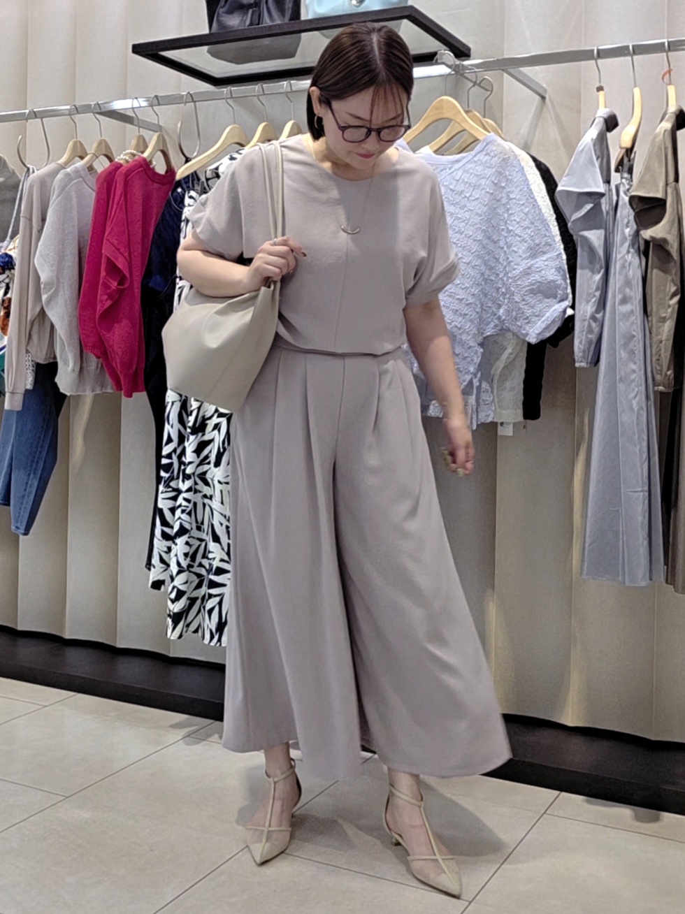 naokoさんの「UNTITLED｜【前後2WAY/はっ水/セットアップ可】リラクシーフレンチスリーブブラウス」を使ったコーディネート