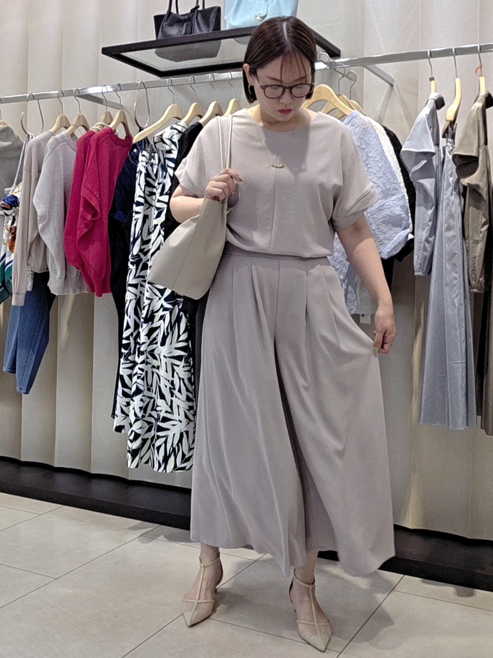 naokoさんの「UNTITLED｜【前後2WAY/はっ水/セットアップ可】リラクシーフレンチスリーブブラウス」を使ったコーディネート