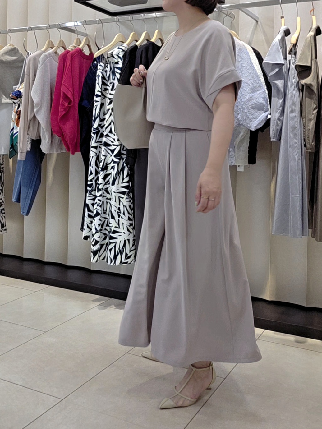 naokoさんの「UNTITLED｜【前後2WAY/はっ水/セットアップ可】リラクシーフレンチスリーブブラウス」を使ったコーディネート