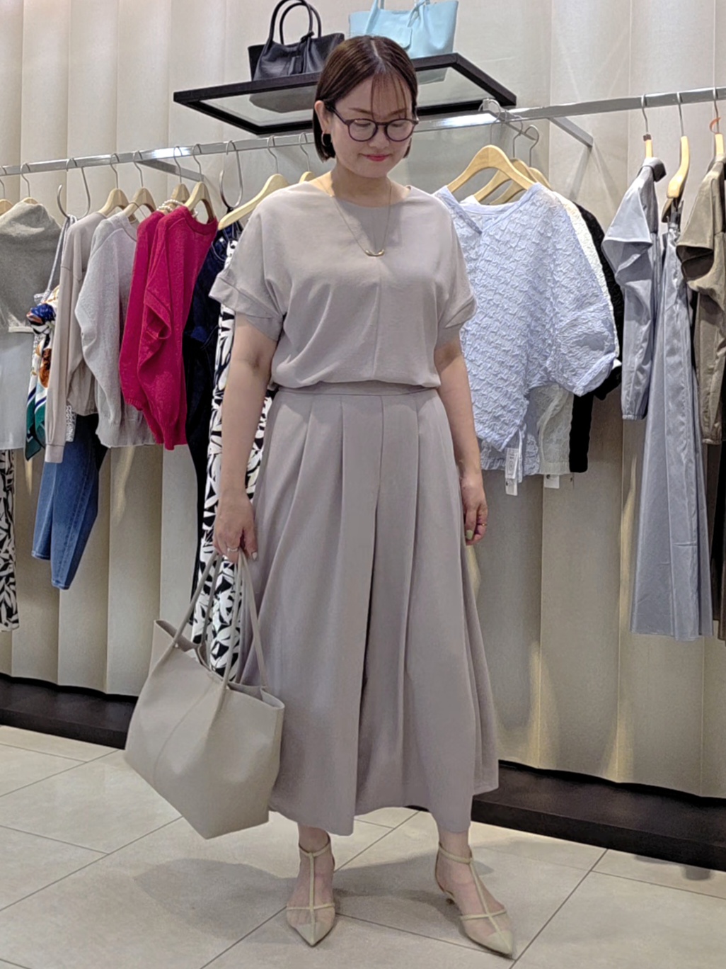 naokoさんの「UNTITLED｜【前後2WAY/はっ水/セットアップ可】リラクシーフレンチスリーブブラウス」を使ったコーディネート