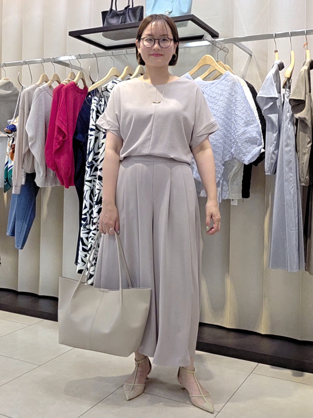 naokoさんの「UNTITLED｜【前後2WAY/はっ水/セットアップ可】リラクシーフレンチスリーブブラウス」を使ったコーディネート