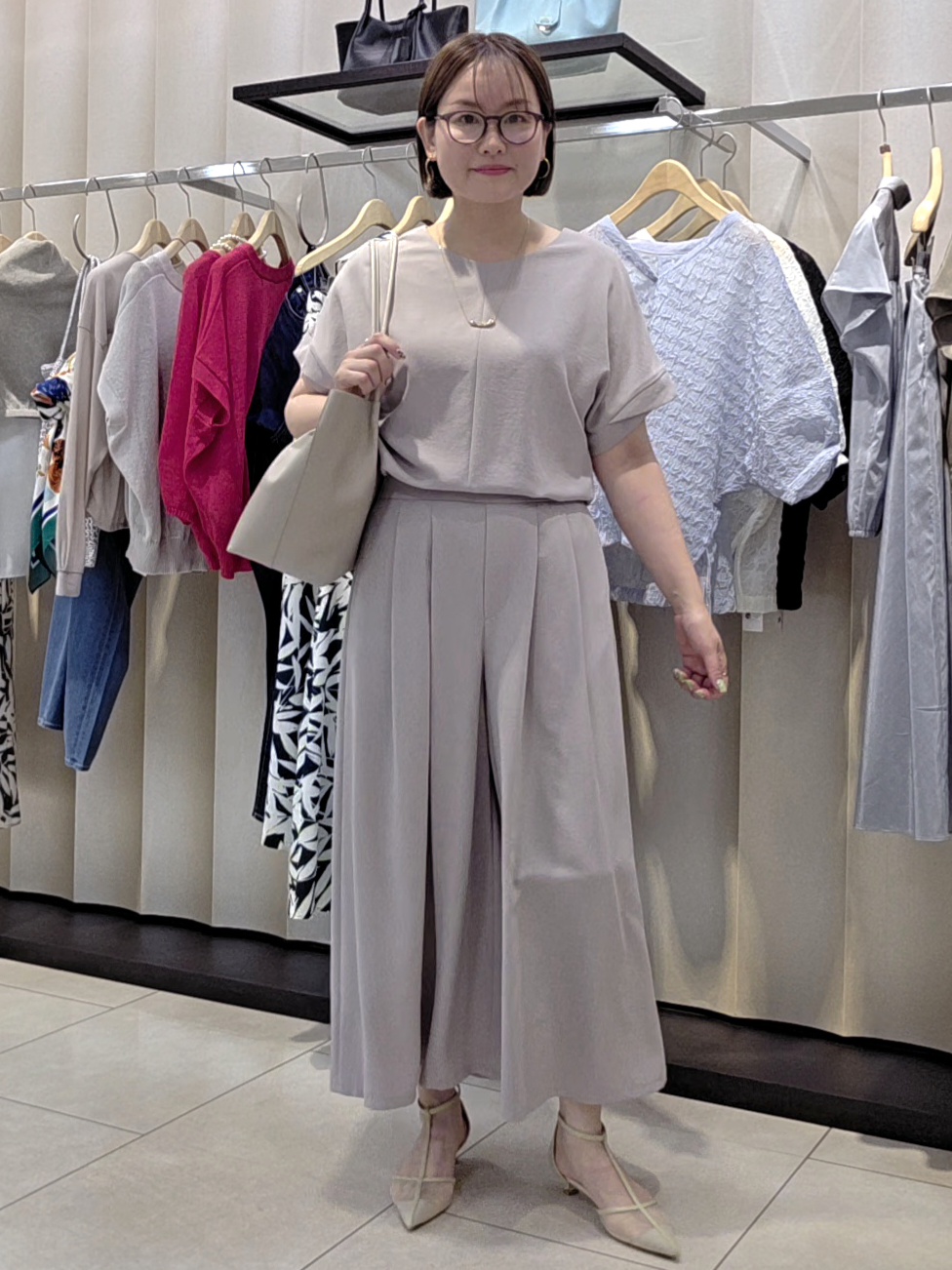 naokoさんの「UNTITLED｜【前後2WAY/はっ水/セットアップ可】リラクシーフレンチスリーブブラウス」を使ったコーディネート