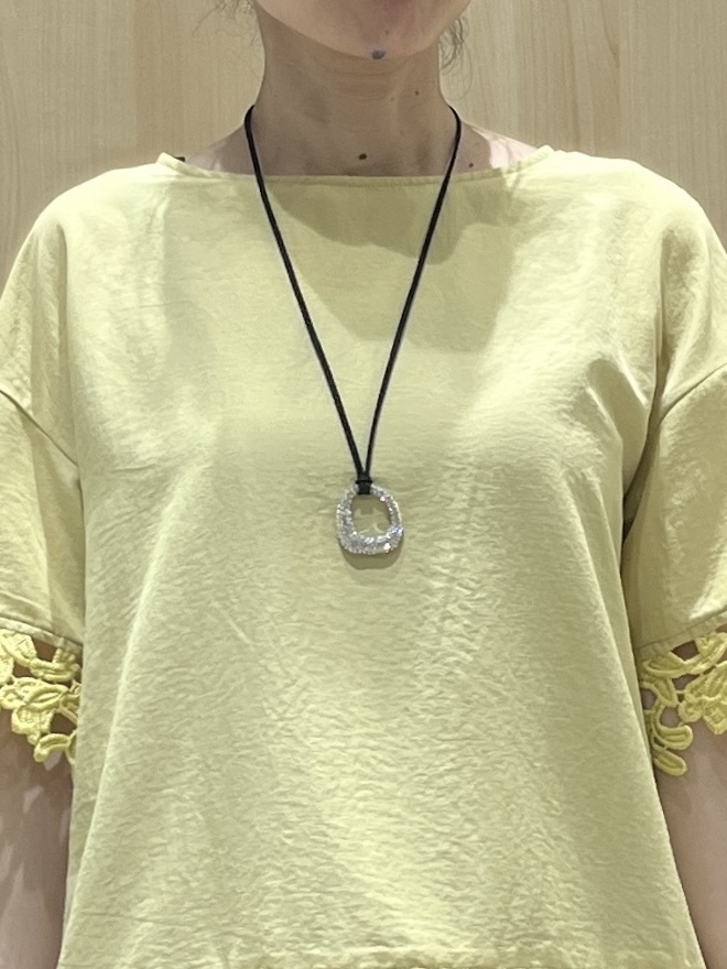 まつみさんの「SHOO･LA･RUE｜【ひんやり/洗濯後しわになりにくい/S-LL】コーデの主役になる レース付きブラウス」を使ったコーディネート