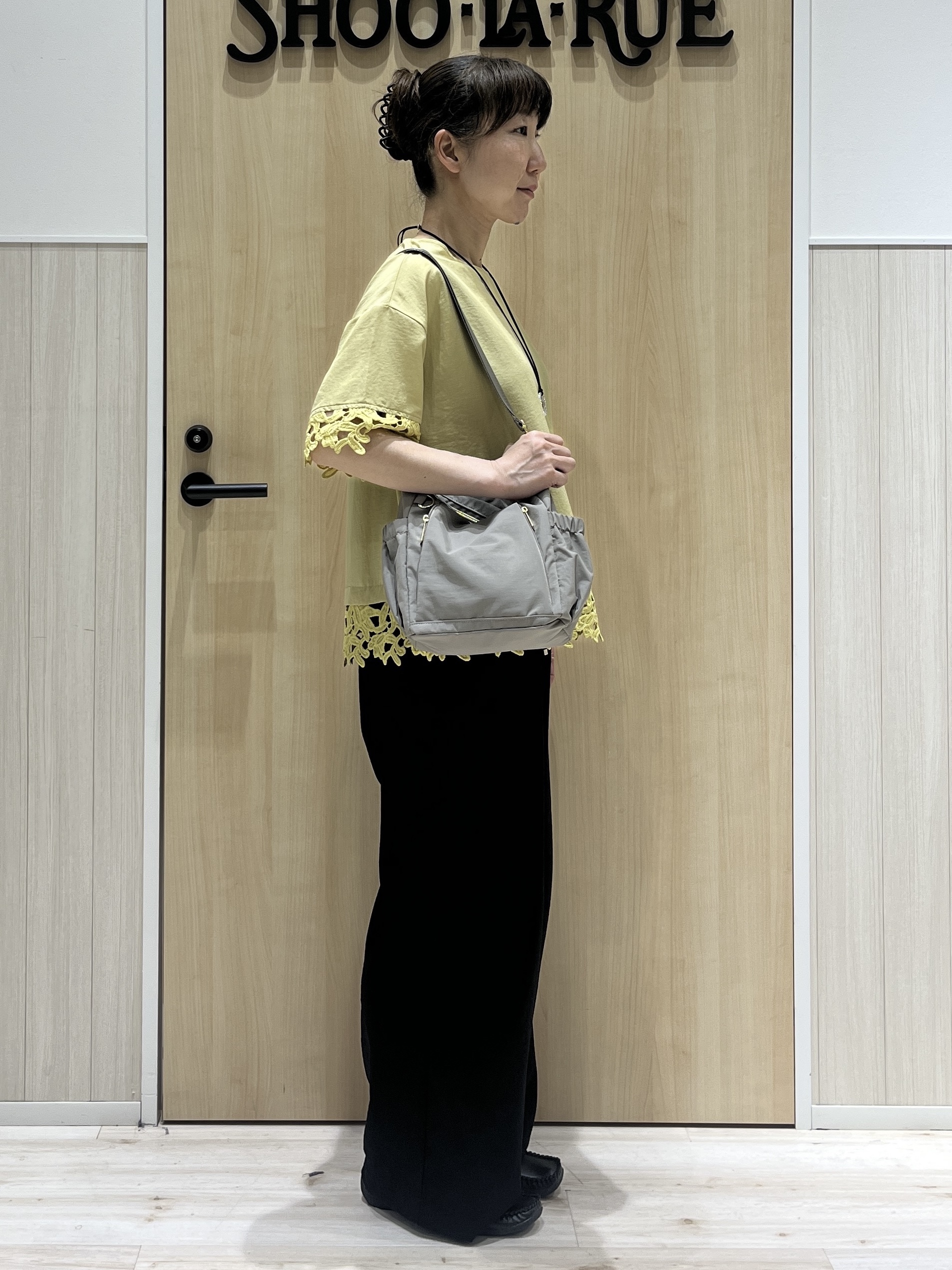 まつみさんの「SHOO･LA･RUE｜【ひんやり/洗濯後しわになりにくい/S-LL】コーデの主役になる レース付きブラウス」を使ったコーディネート