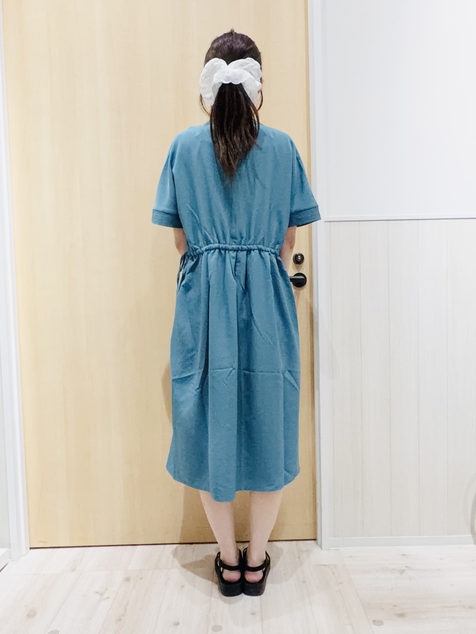 Naさんの「SHOO･LA･RUE｜【洗濯機可/体型カバー】ウエストシャーリングでお腹周りが気にならない 麻調スキッパー脇リボンワンピー」を使ったコーディネート