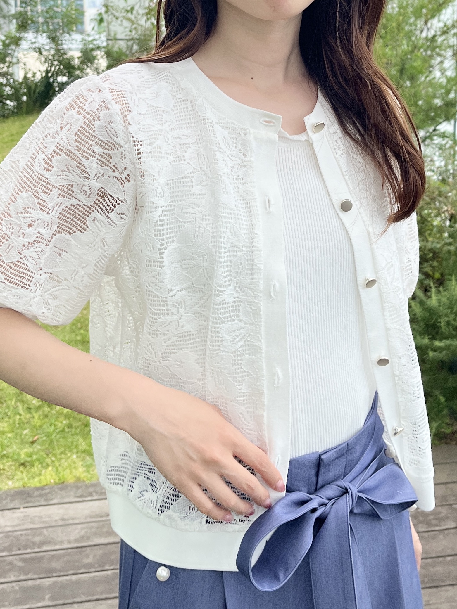 はばさんの「Couture brooch｜【洗える】フラワーレース カーディガン」を使ったコーディネート