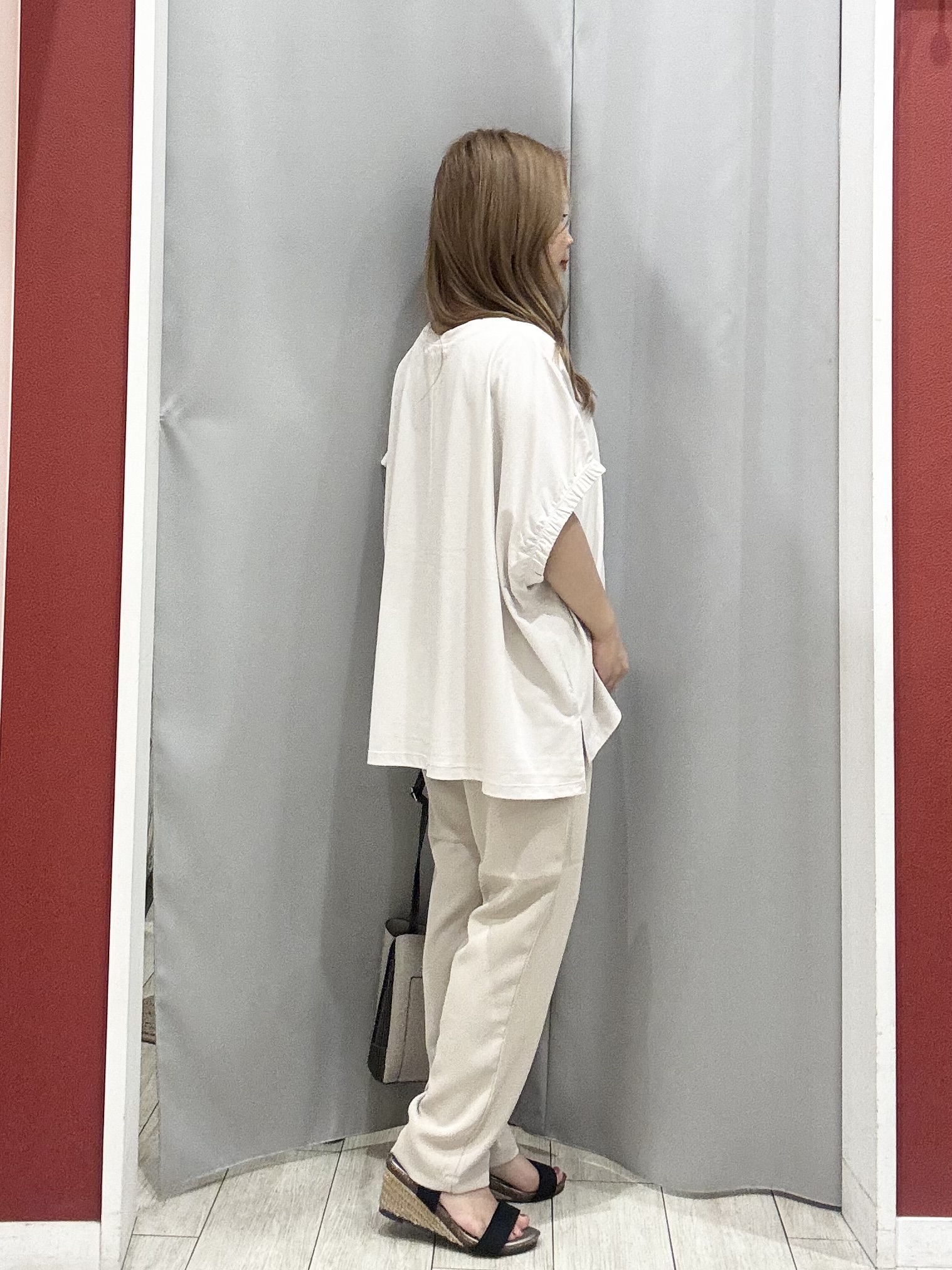 shioさんの「SHOO･LA･RUE｜【ひんやり/洗濯機可】シンプルにこなれて見せる お袖ギャザードルマンTシャツ」を使ったコーディネート