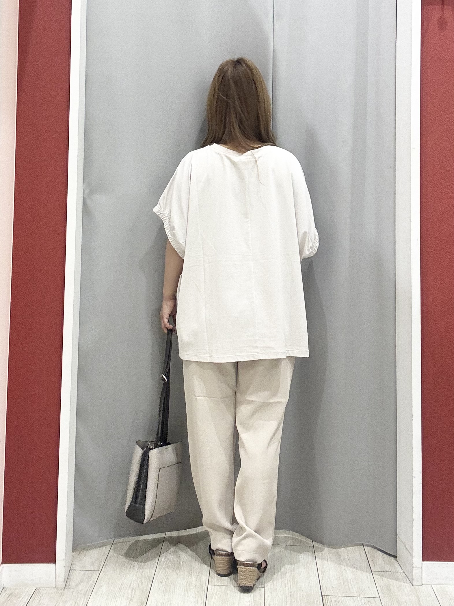 shioさんの「SHOO･LA･RUE｜【ひんやり/洗濯機可】シンプルにこなれて見せる お袖ギャザードルマンTシャツ」を使ったコーディネート