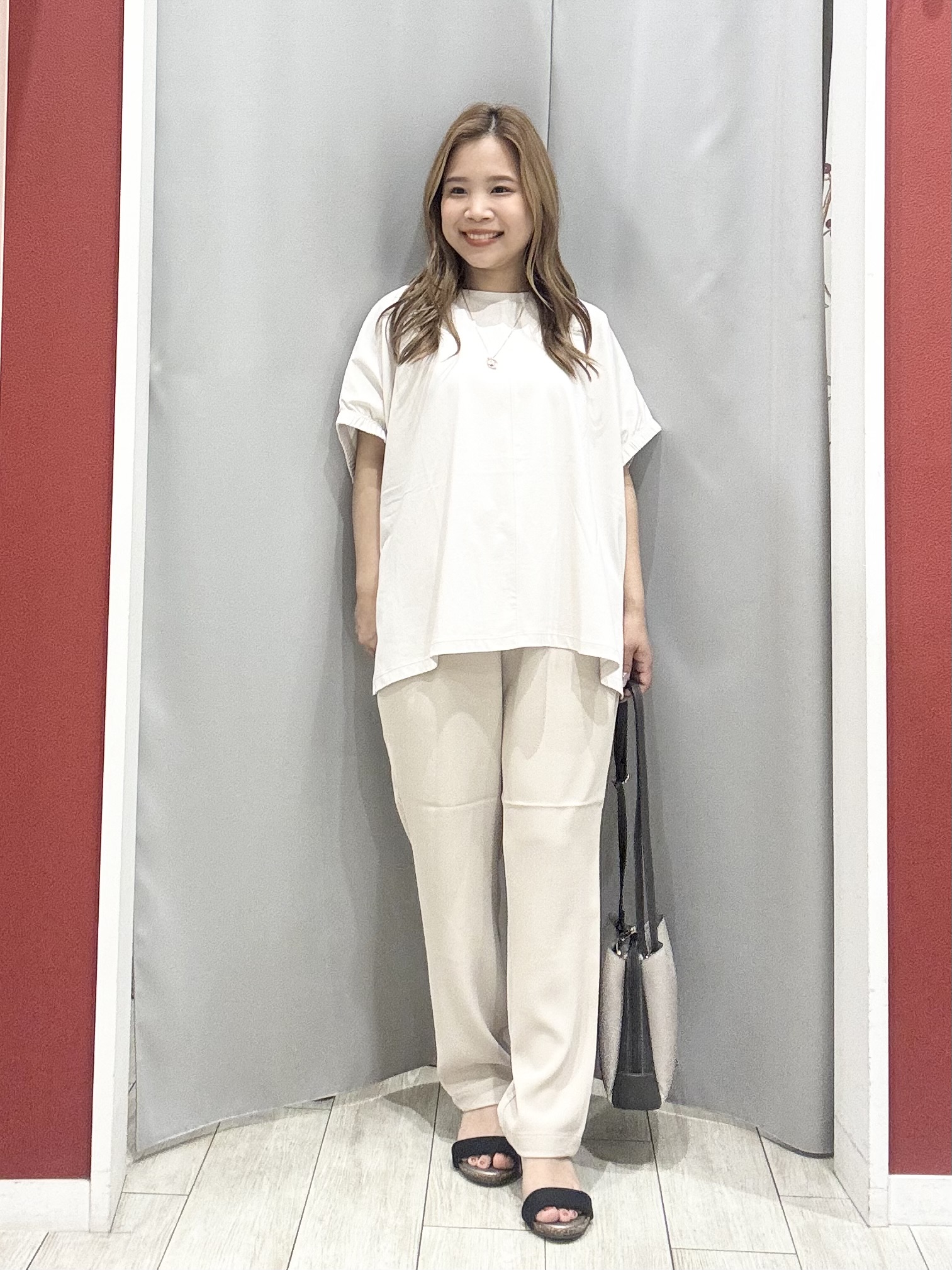 shioさんの「SHOO･LA･RUE｜【ひんやり/洗濯機可】シンプルにこなれて見せる お袖ギャザードルマンTシャツ」を使ったコーディネート