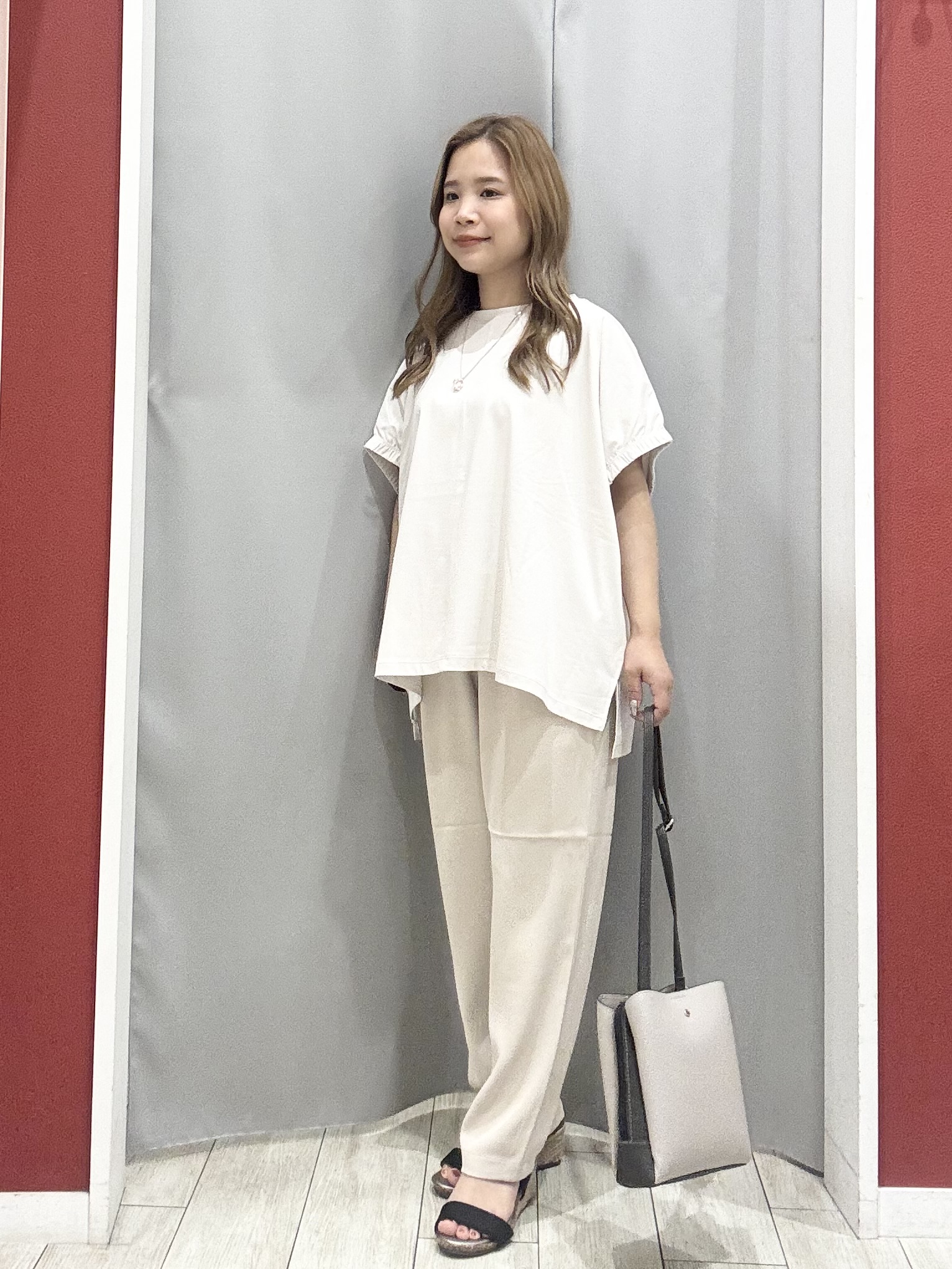 shioさんの「SHOO･LA･RUE｜【ひんやり/洗濯機可】シンプルにこなれて見せる お袖ギャザードルマンTシャツ」を使ったコーディネート