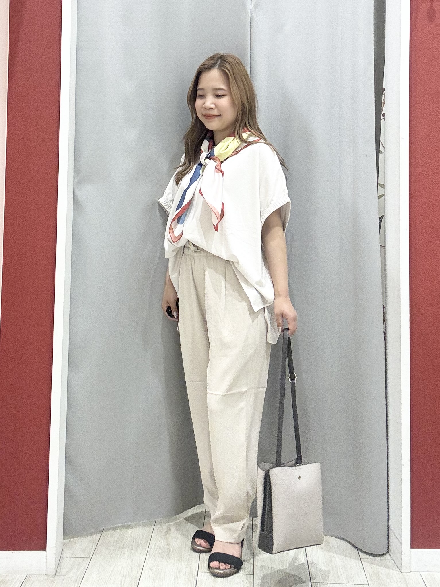 shioさんの「SHOO･LA･RUE｜【ひんやり/洗濯機可】シンプルにこなれて見せる お袖ギャザードルマンTシャツ」を使ったコーディネート