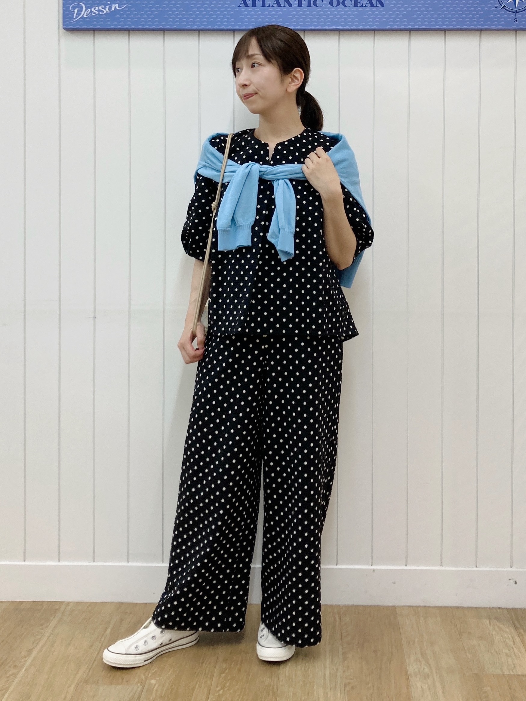 yoshiさんの「Dessin｜【セットアップ可/UVカット】サッカー素材 キーネックブラウス」を使ったコーディネート