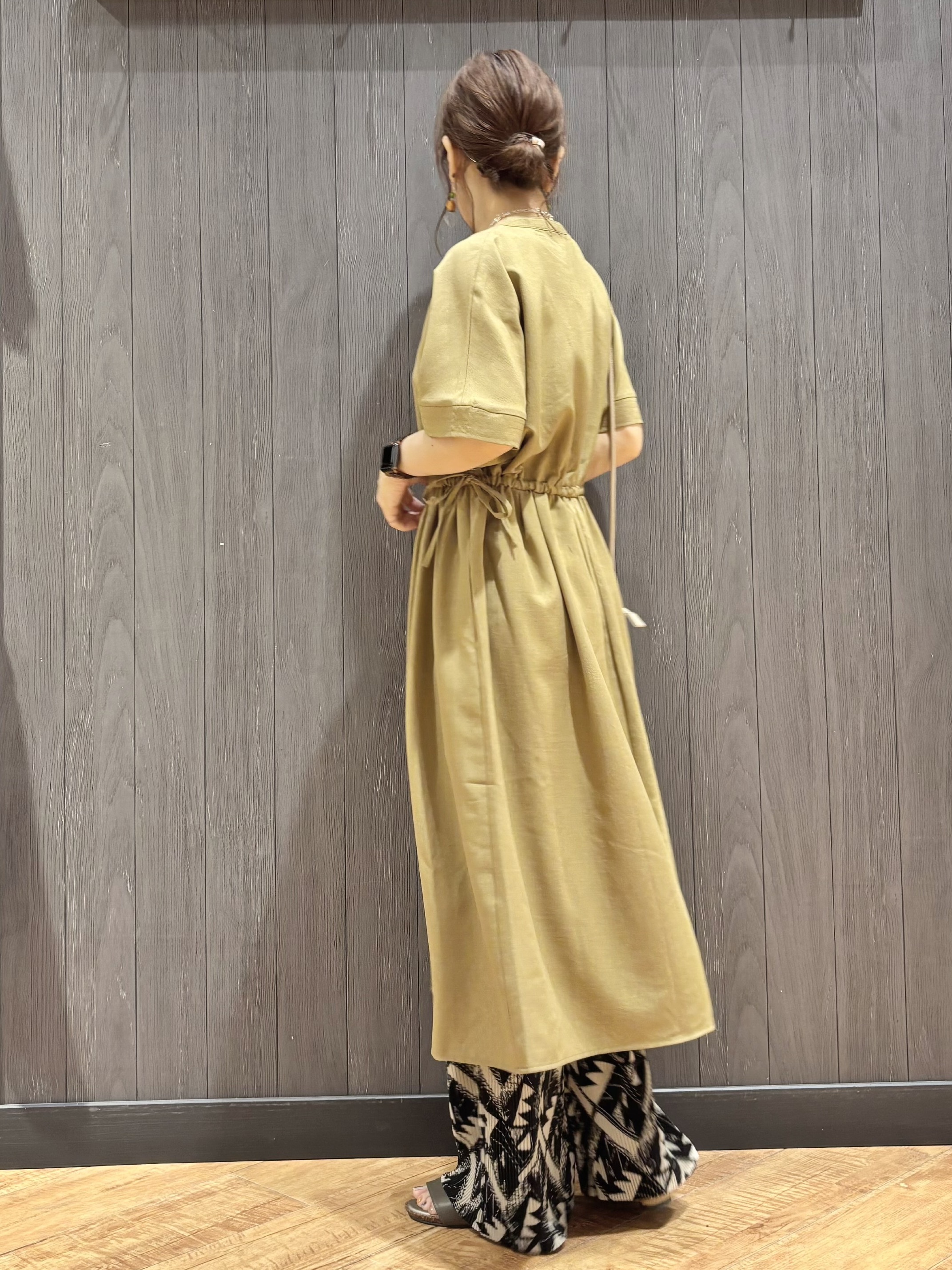 meiさんの「SHOO･LA･RUE｜【洗濯機可/体型カバー】ウエストシャーリングでお腹周りが気にならない 麻調スキッパー脇リボンワンピー」を使ったコーディネート