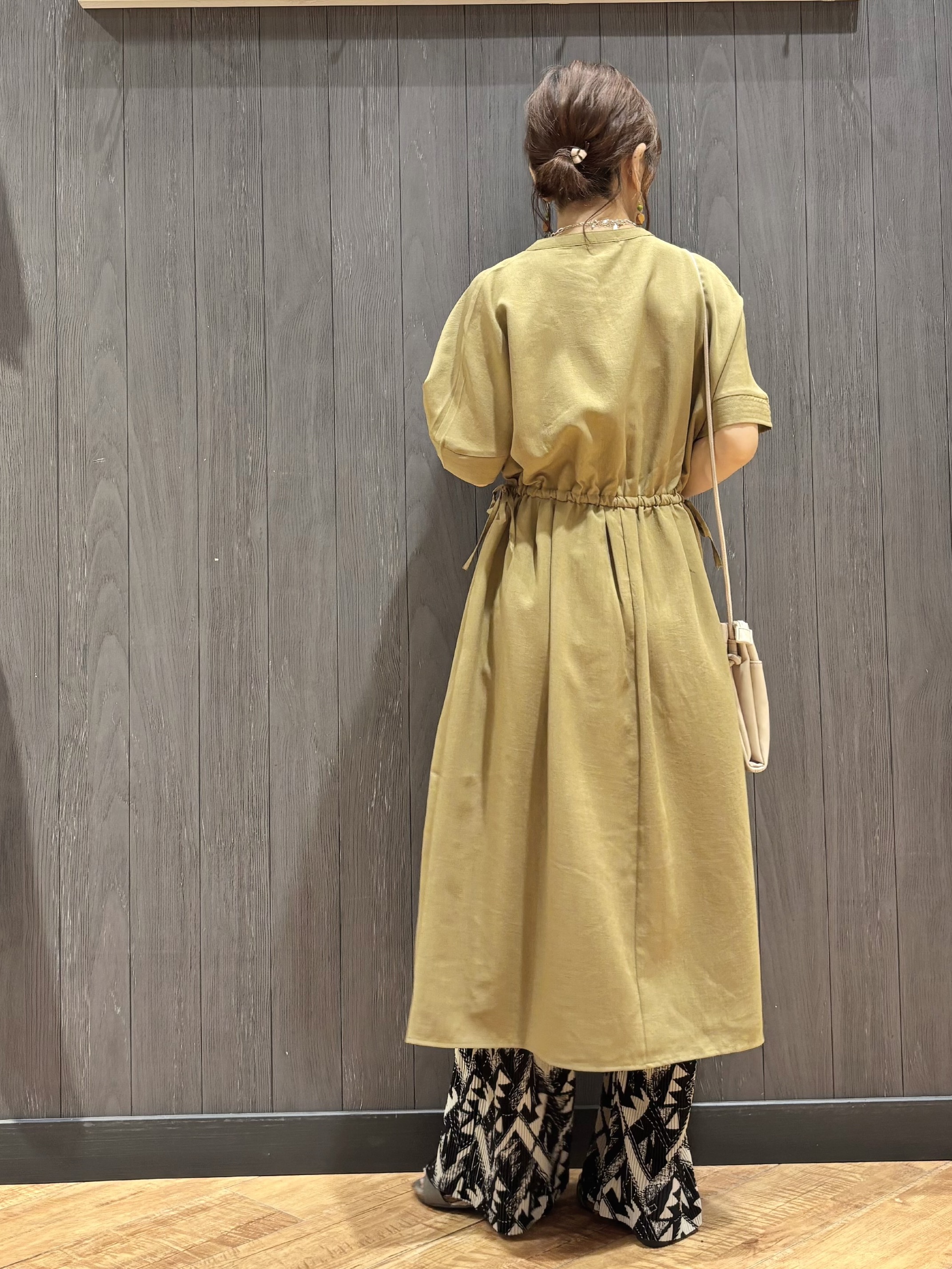 meiさんの「SHOO･LA･RUE｜【洗濯機可/体型カバー】ウエストシャーリングでお腹周りが気にならない 麻調スキッパー脇リボンワンピー」を使ったコーディネート