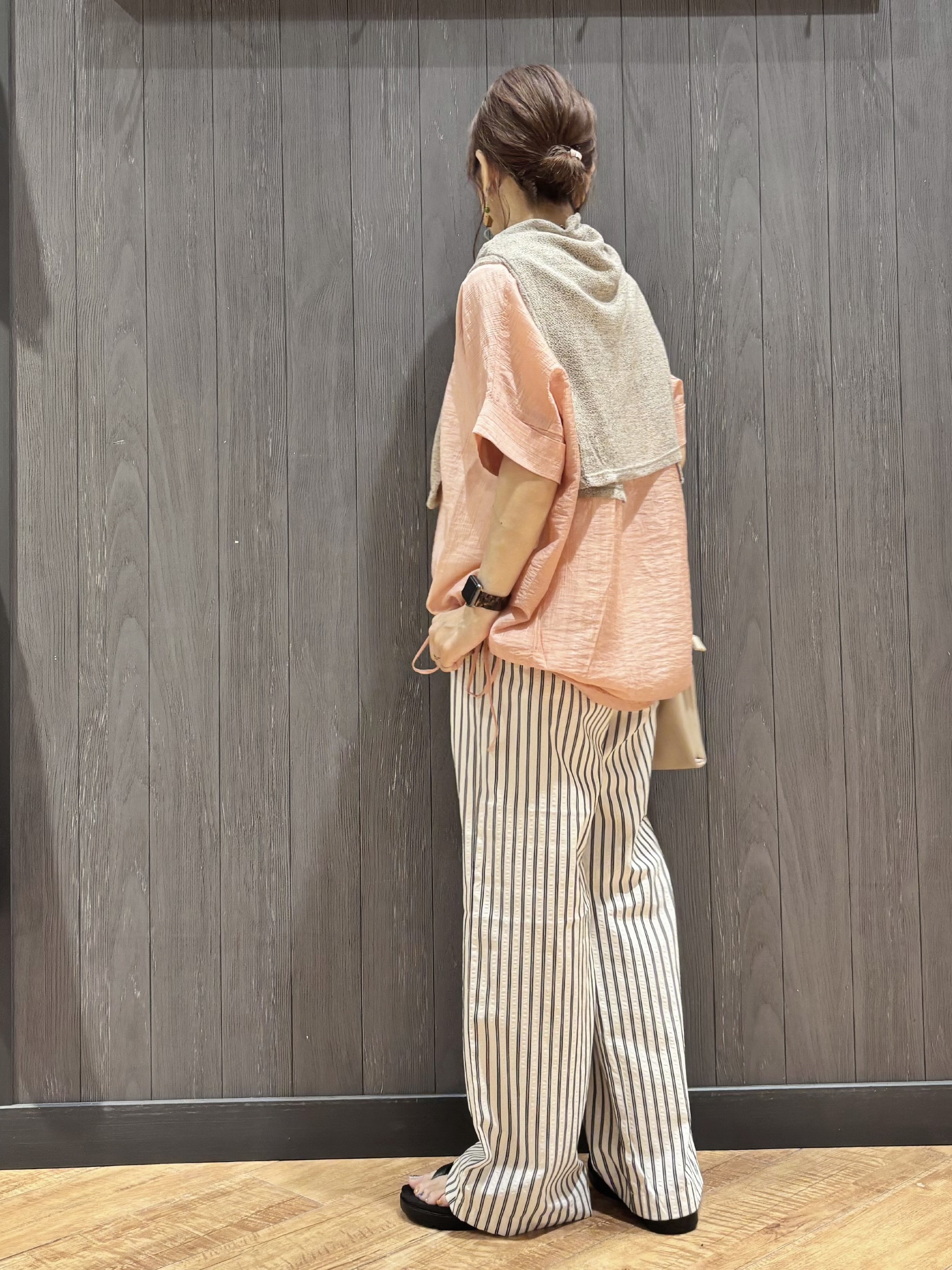 meiさんの「SHOO･LA･RUE｜【高レビュー/体型カバー】インせず着られる スキッパー裾リボンブラウス」を使ったコーディネート