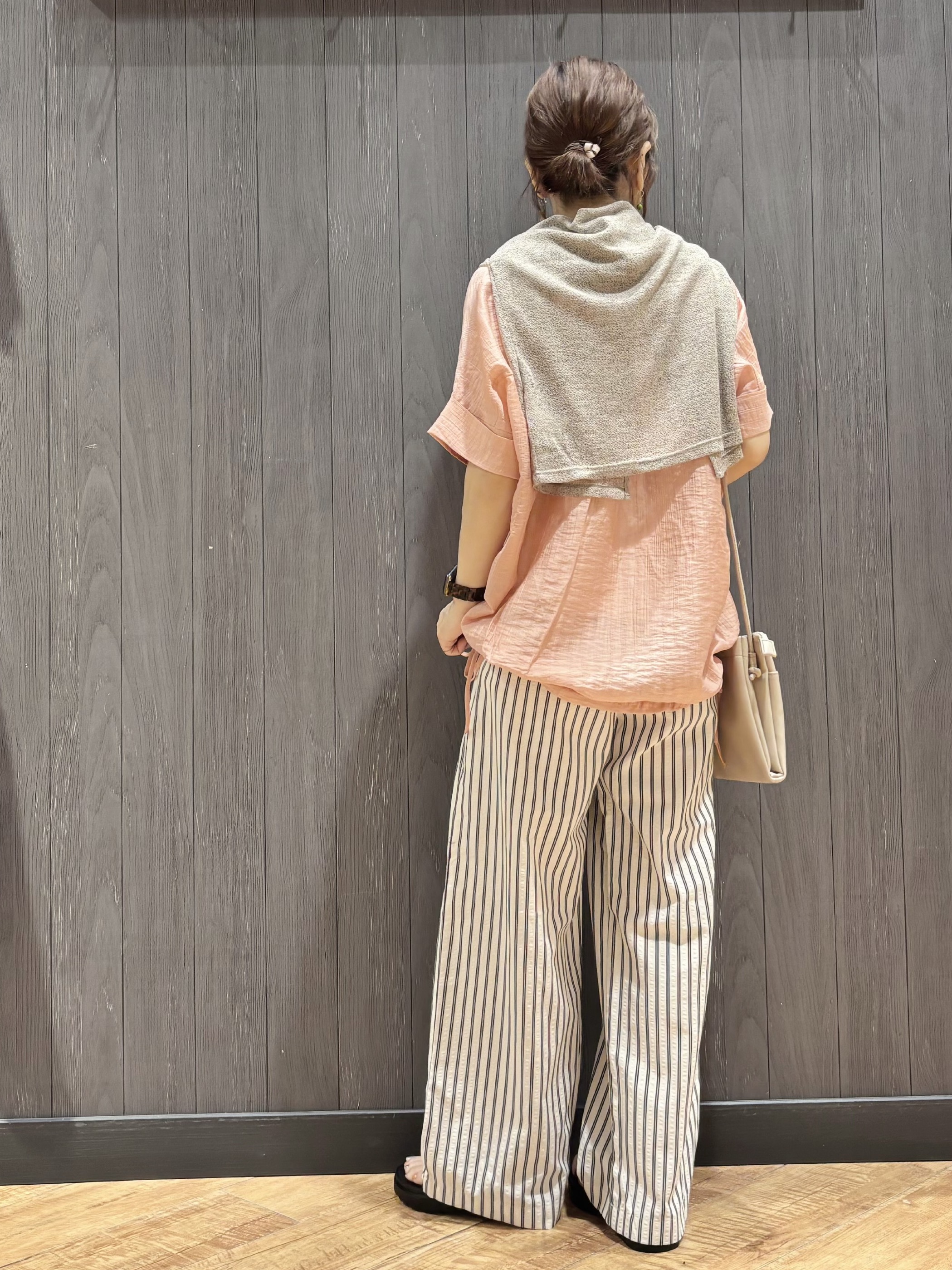 meiさんの「SHOO･LA･RUE｜【高レビュー/体型カバー】インせず着られる スキッパー裾リボンブラウス」を使ったコーディネート