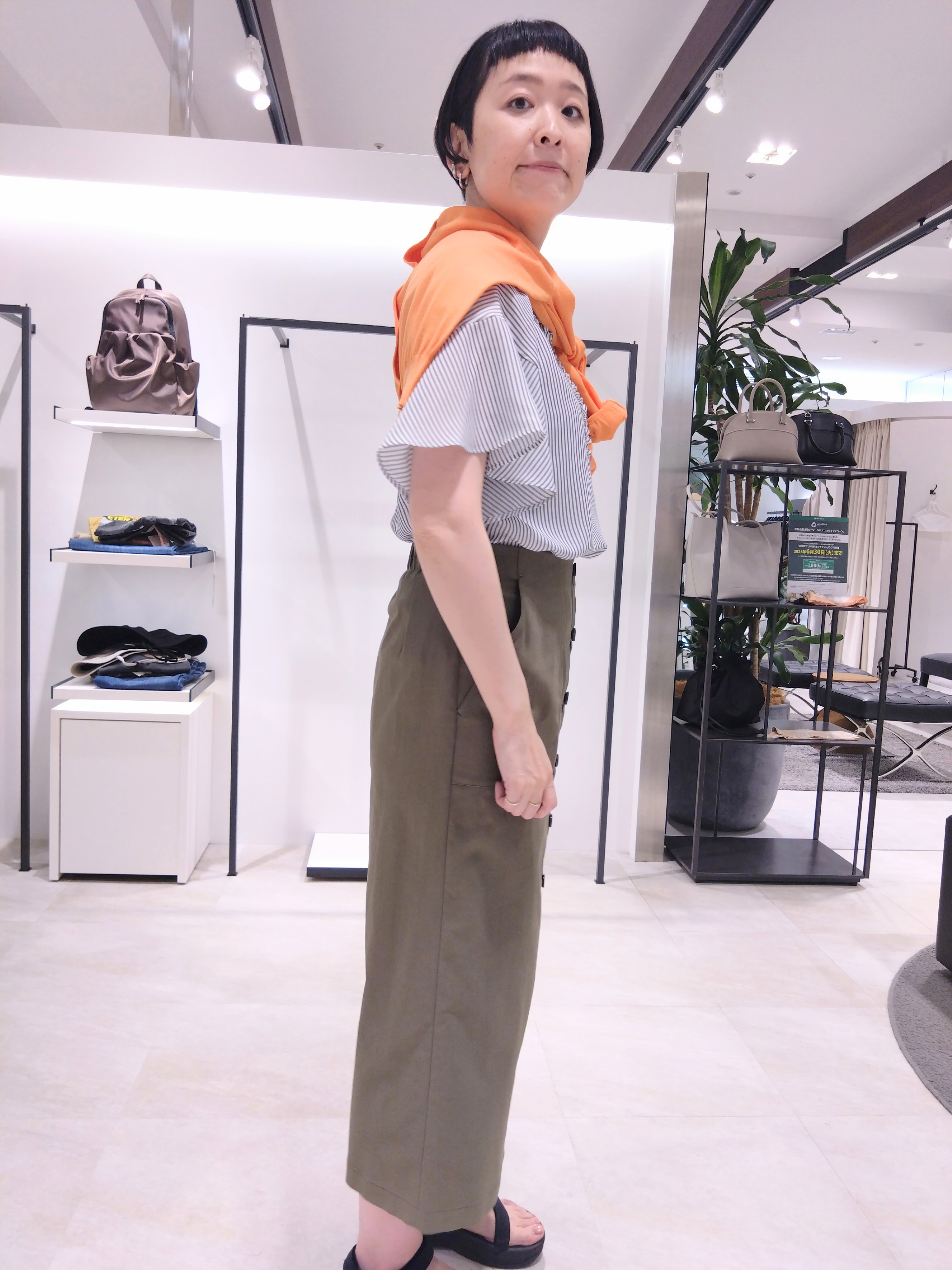 まちこさんの「UNTITLED｜【接触冷感/通気性/洗える】Vネックフリルブラウス」を使ったコーディネート
