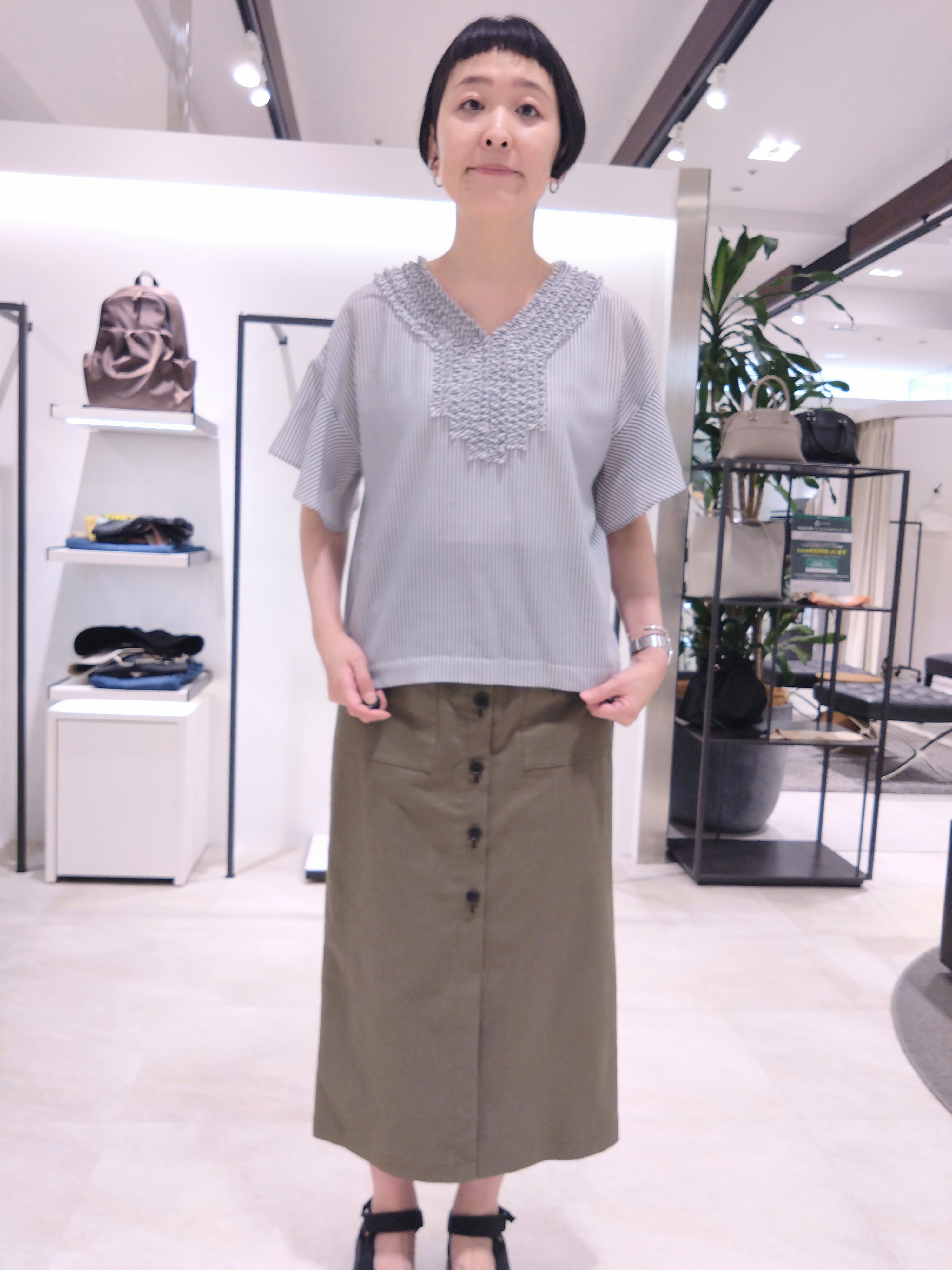 まちこさんの「UNTITLED｜【接触冷感/通気性/洗える】Vネックフリルブラウス」を使ったコーディネート