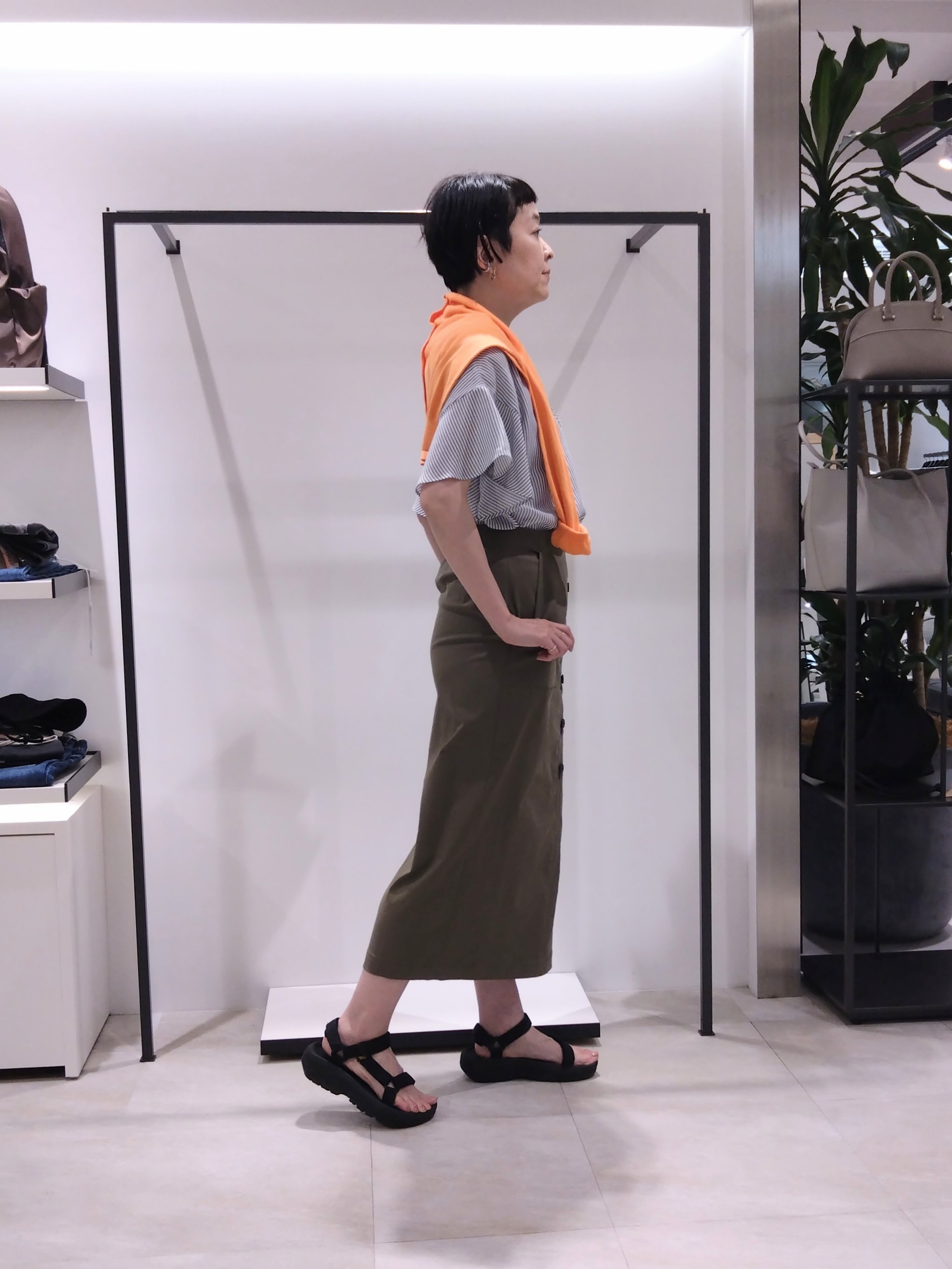 まちこさんの「UNTITLED｜【接触冷感/通気性/洗える】Vネックフリルブラウス」を使ったコーディネート