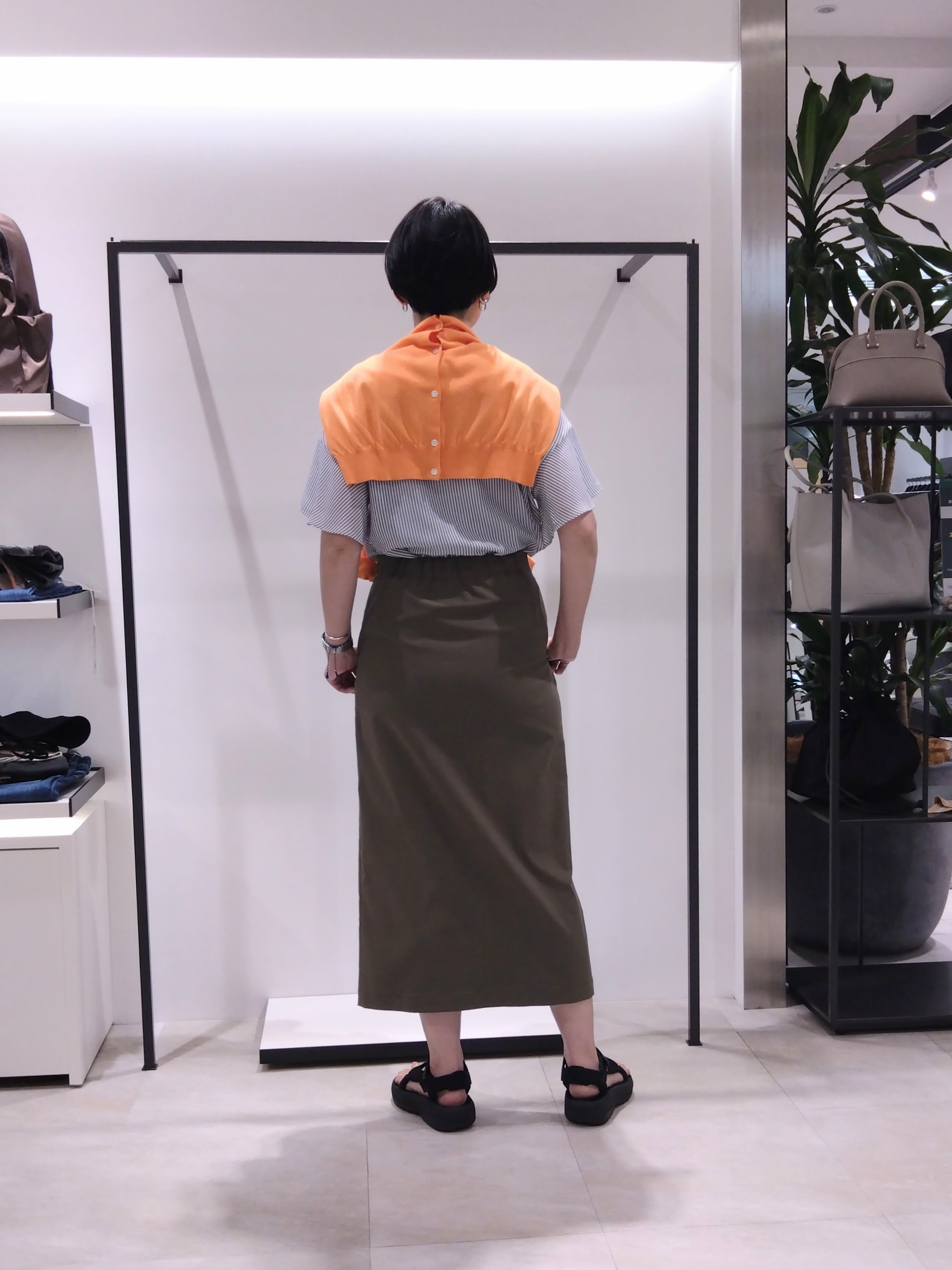 まちこさんの「UNTITLED｜【接触冷感/通気性/洗える】Vネックフリルブラウス」を使ったコーディネート