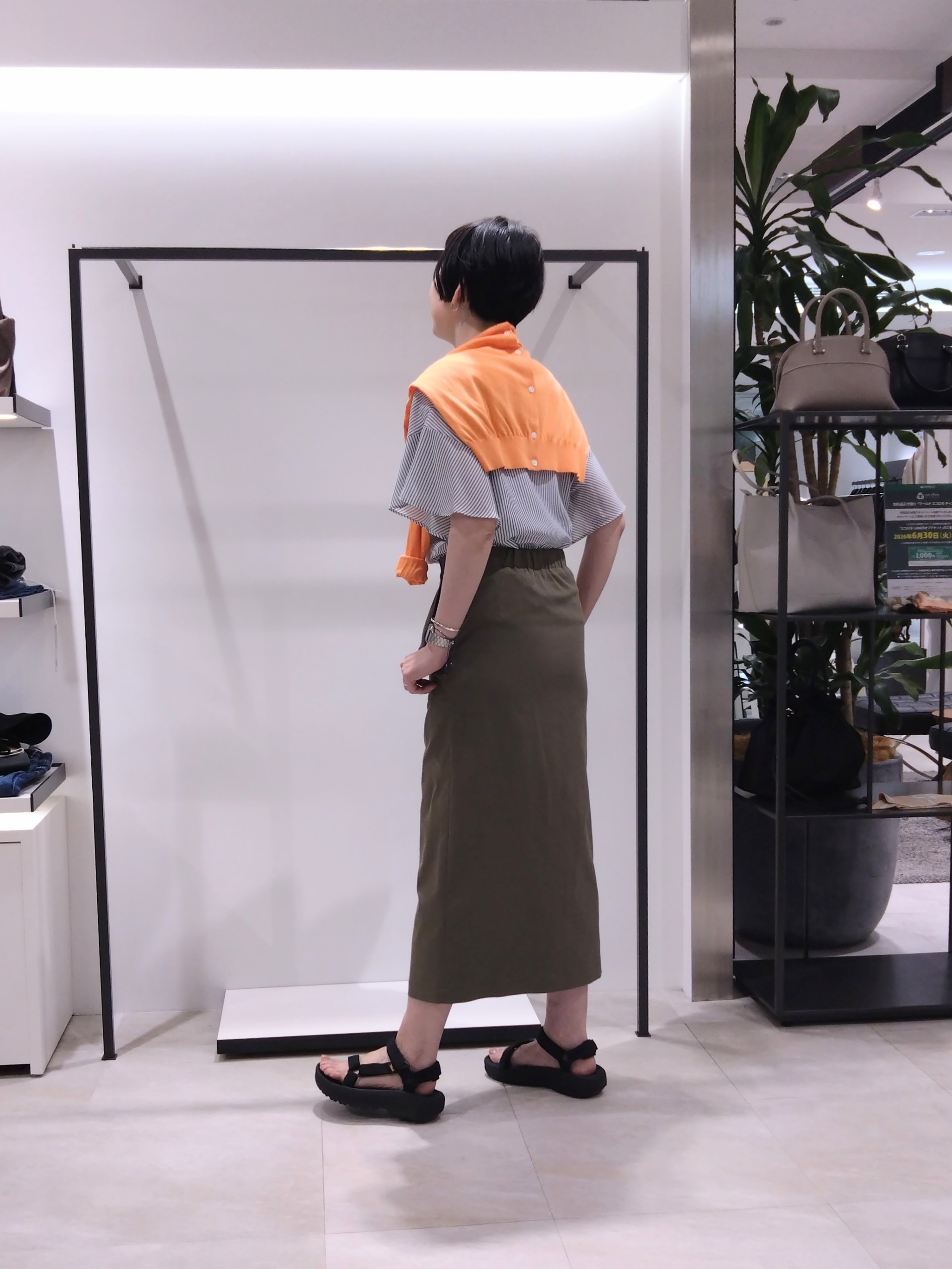 まちこさんの「UNTITLED｜【接触冷感/通気性/洗える】Vネックフリルブラウス」を使ったコーディネート