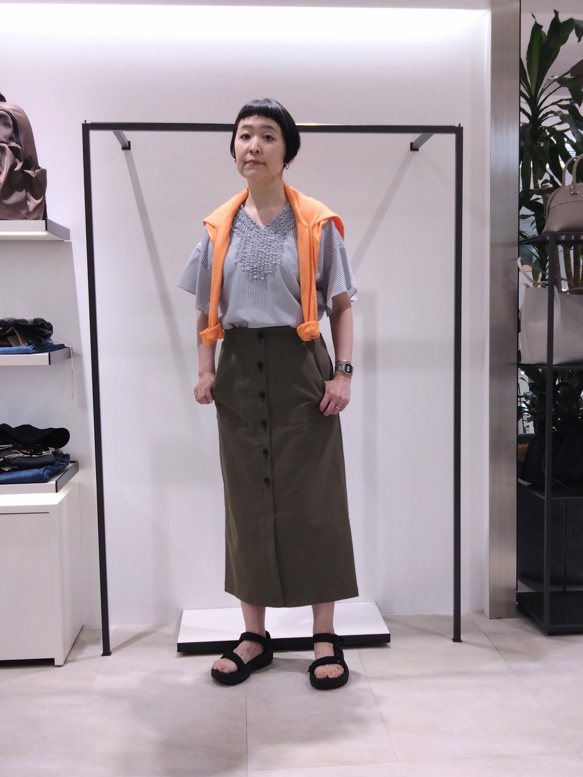 まちこさんの「UNTITLED｜【接触冷感/通気性/洗える】Vネックフリルブラウス」を使ったコーディネート