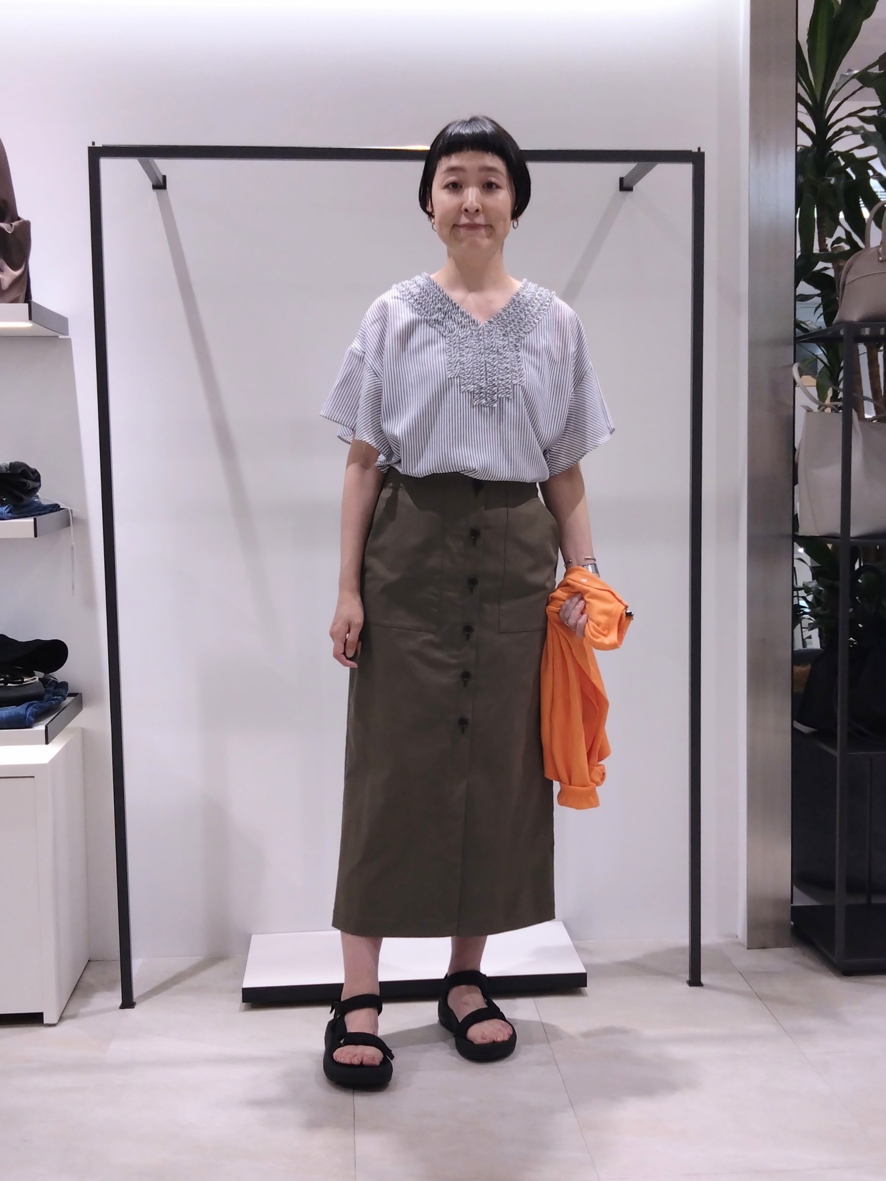 まちこさんの「UNTITLED｜【接触冷感/通気性/洗える】Vネックフリルブラウス」を使ったコーディネート