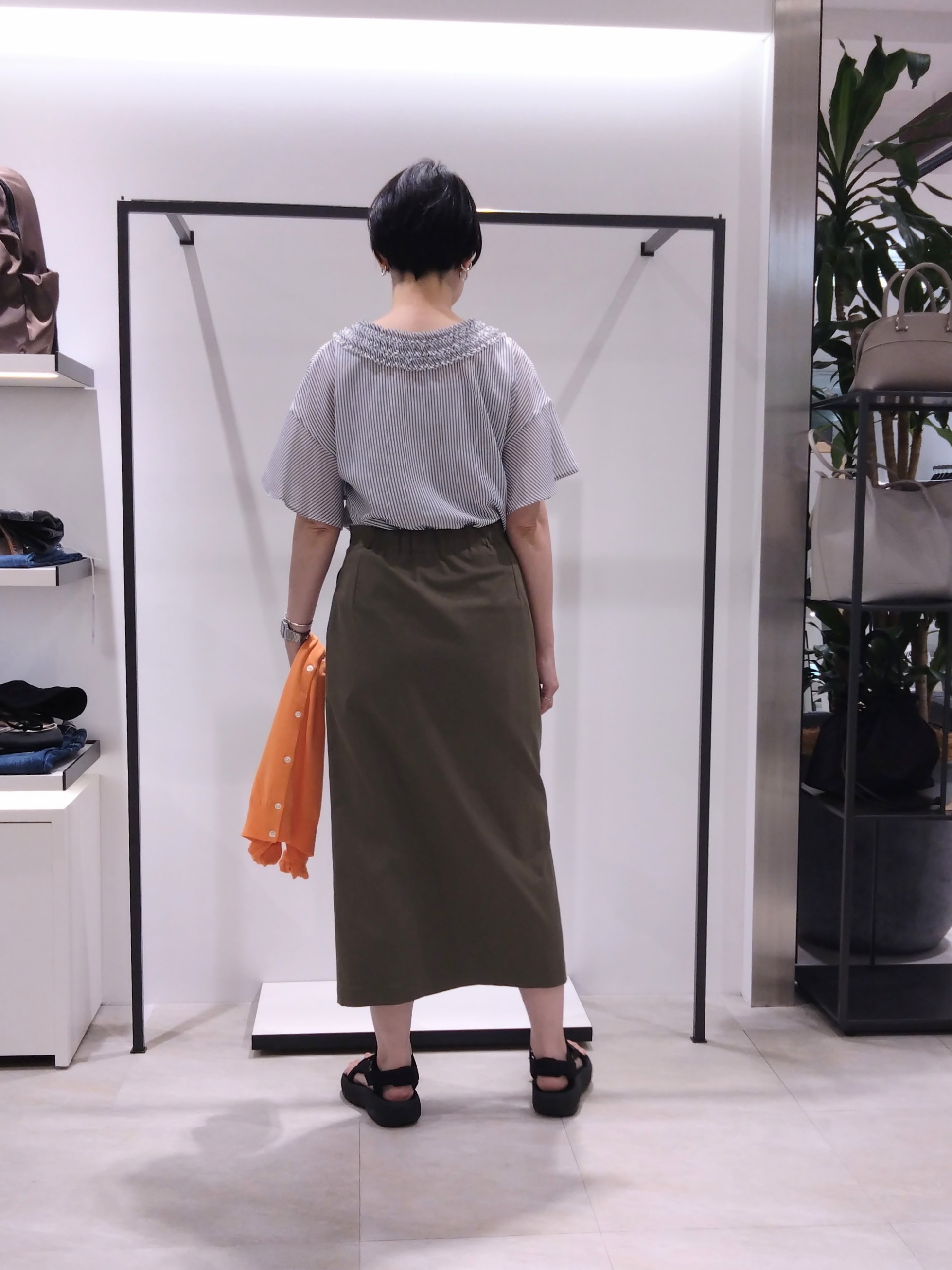 まちこさんの「UNTITLED｜【接触冷感/通気性/洗える】Vネックフリルブラウス」を使ったコーディネート