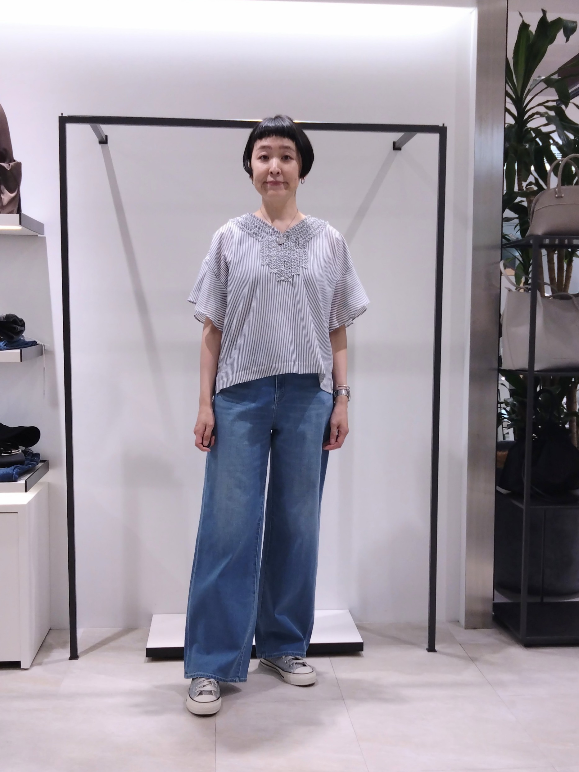 まちこさんの「UNTITLED｜【接触冷感/通気性/洗える】Vネックフリルブラウス」を使ったコーディネート