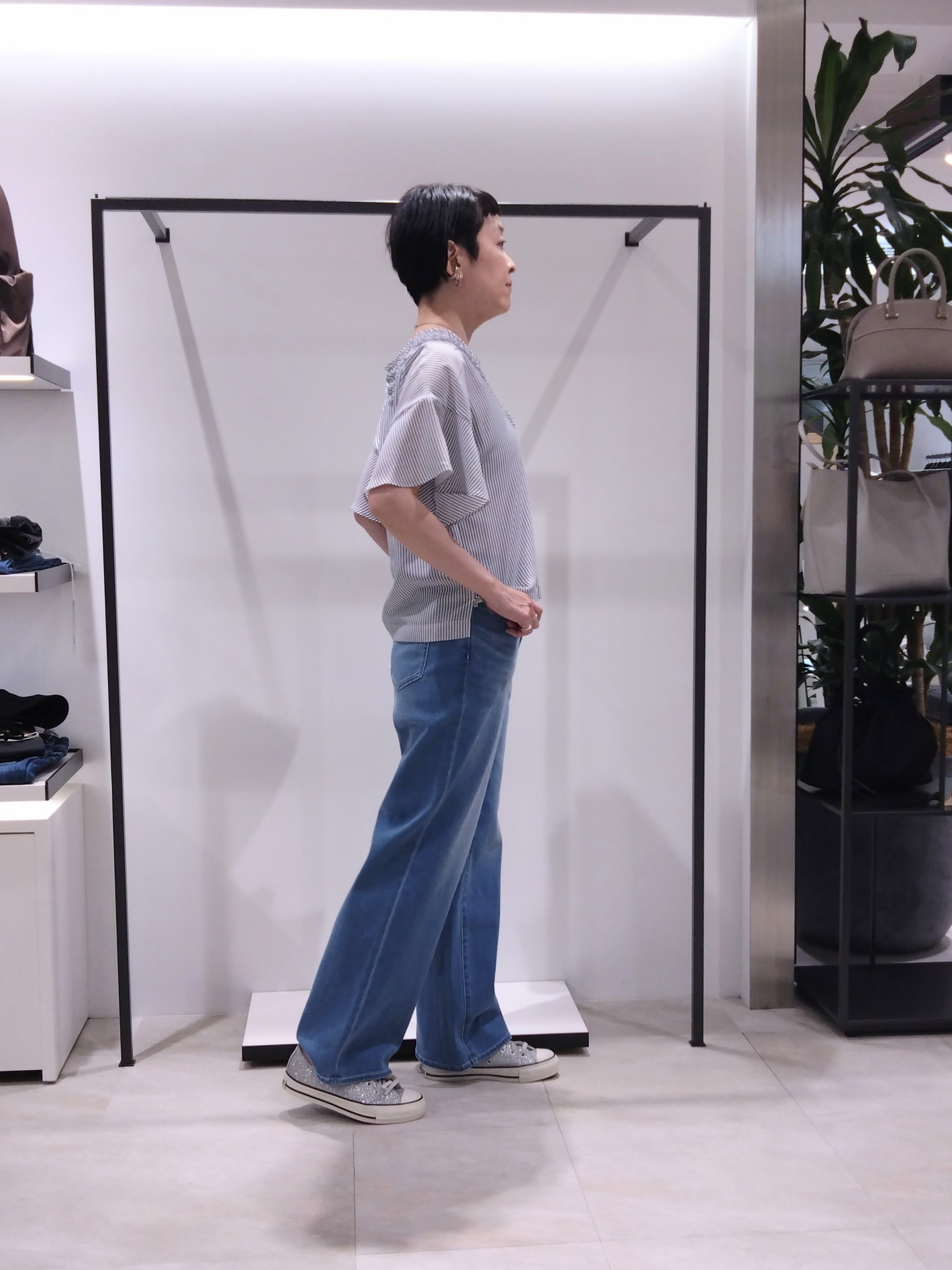 まちこさんの「UNTITLED｜【接触冷感/通気性/洗える】Vネックフリルブラウス」を使ったコーディネート