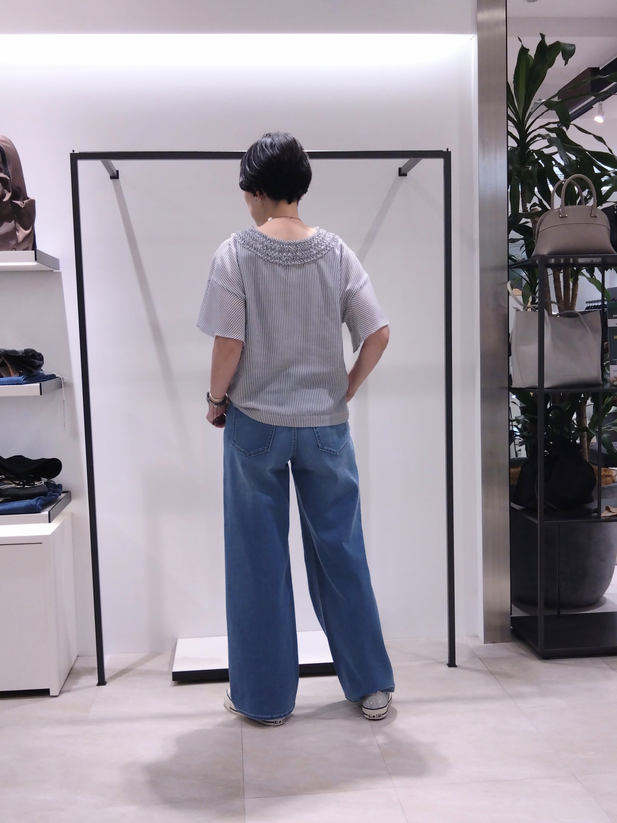 まちこさんの「UNTITLED｜【接触冷感/通気性/洗える】Vネックフリルブラウス」を使ったコーディネート