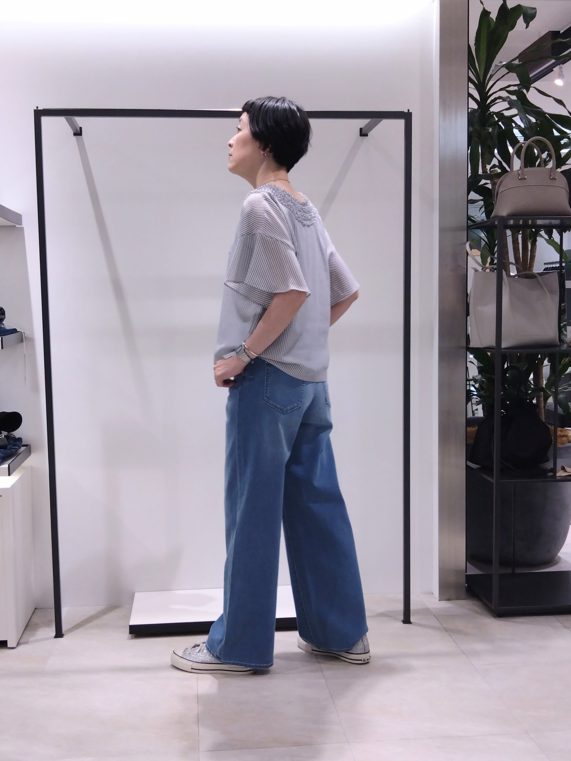 まちこさんの「UNTITLED｜【接触冷感/通気性/洗える】Vネックフリルブラウス」を使ったコーディネート