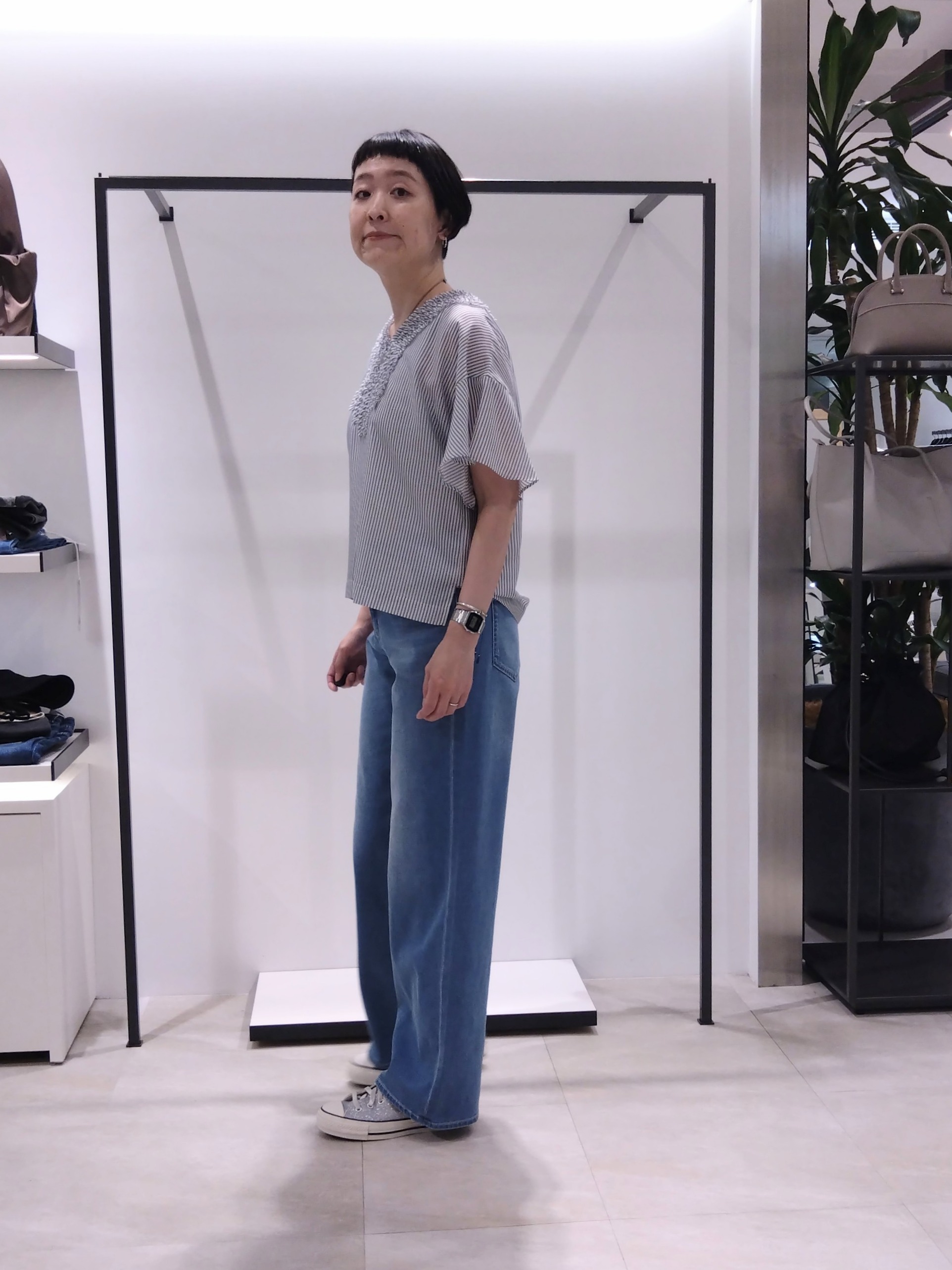 まちこさんの「UNTITLED｜【接触冷感/通気性/洗える】Vネックフリルブラウス」を使ったコーディネート
