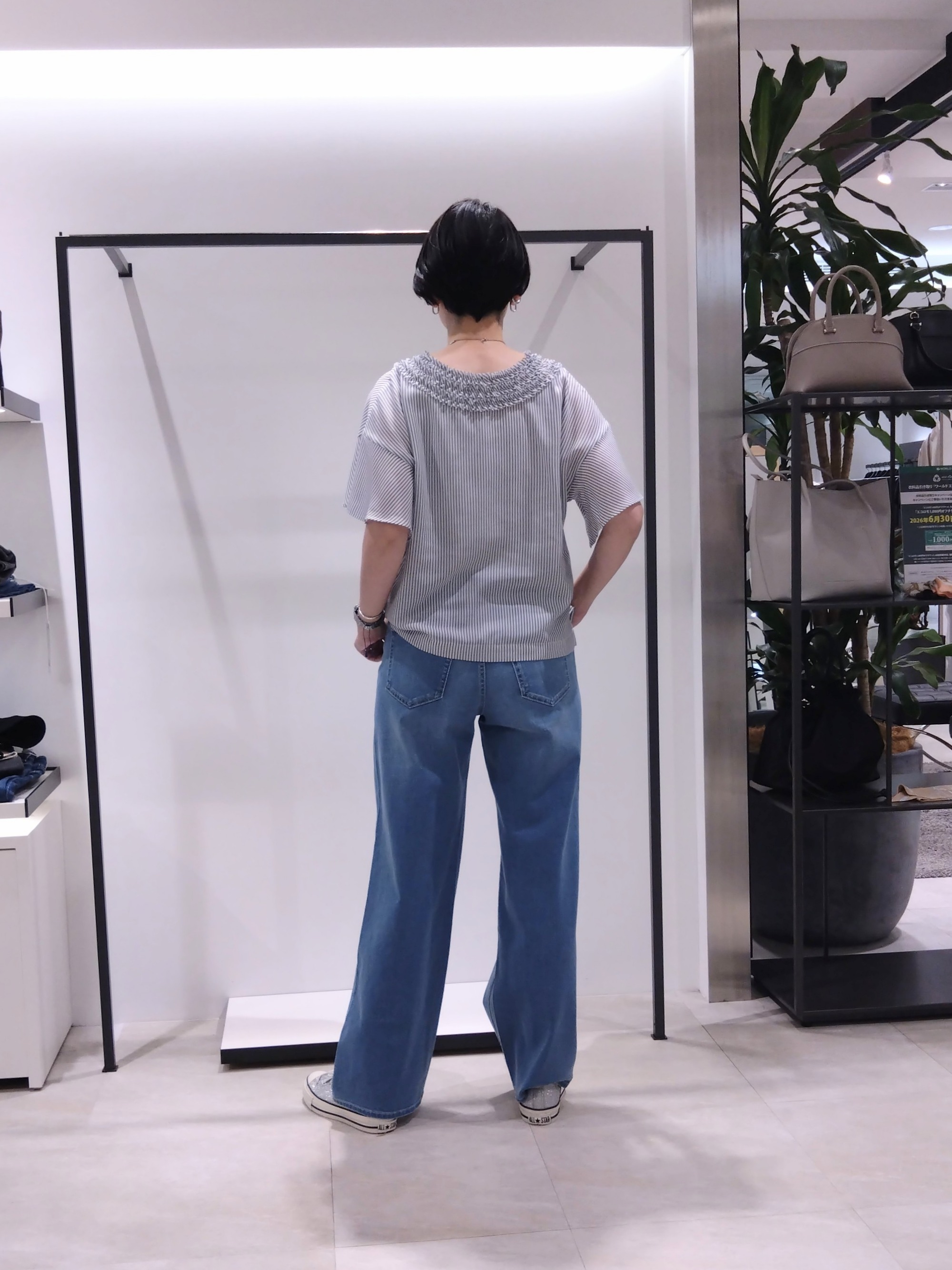まちこさんの「UNTITLED｜【接触冷感/通気性/洗える】Vネックフリルブラウス」を使ったコーディネート