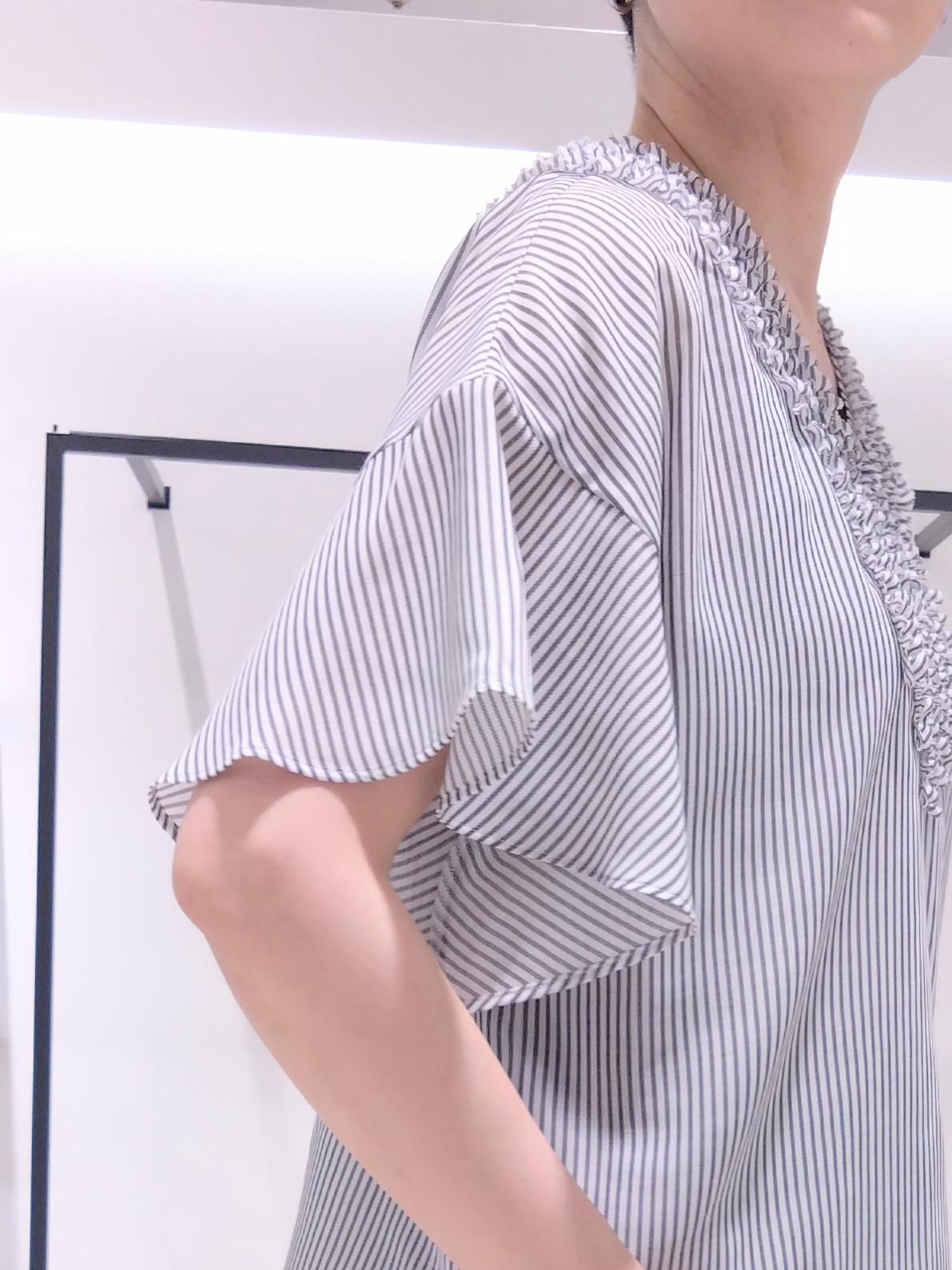 まちこさんの「UNTITLED｜【接触冷感/通気性/洗える】Vネックフリルブラウス」を使ったコーディネート
