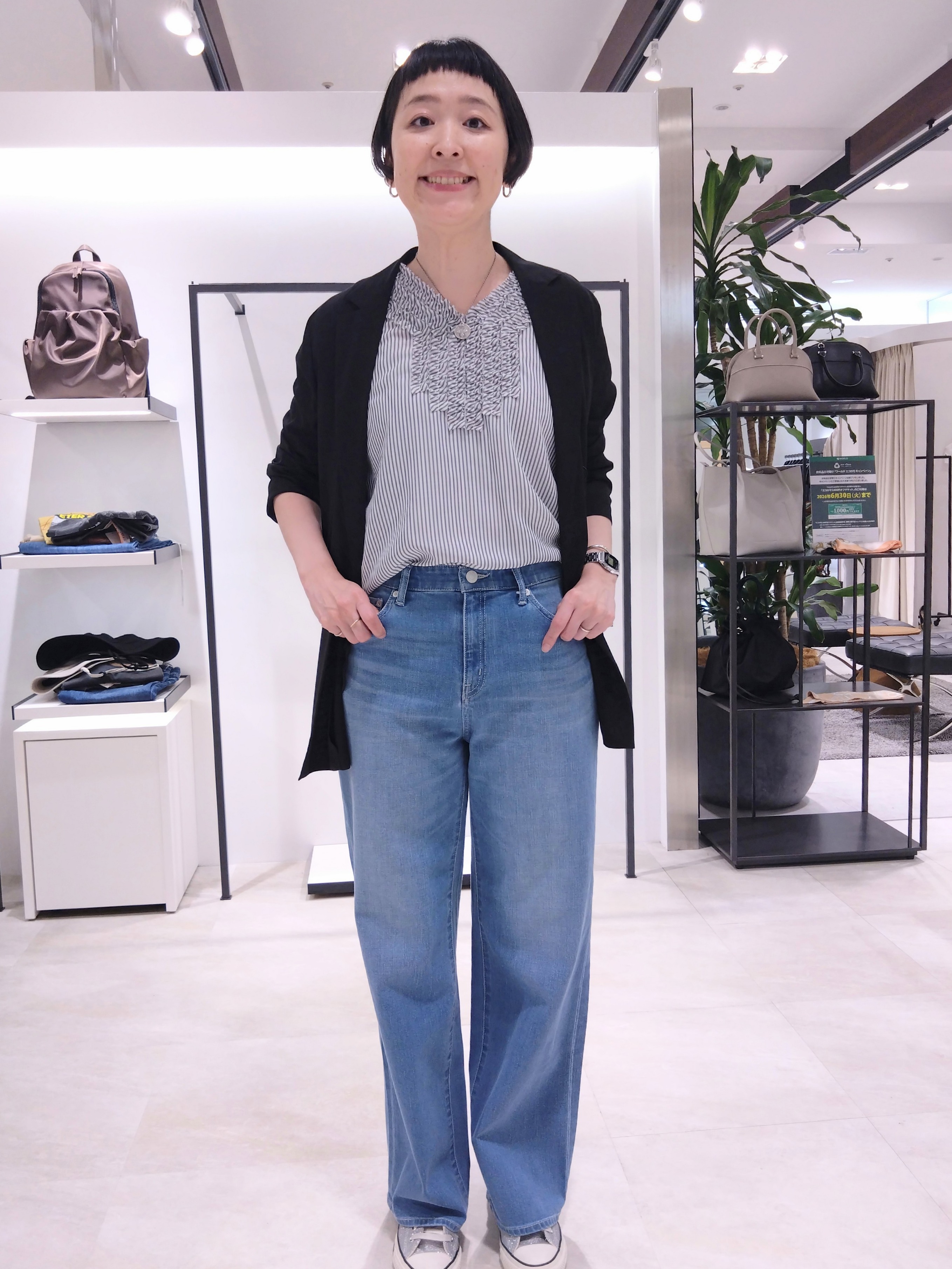 まちこさんの「UNTITLED｜【接触冷感/通気性/洗える】Vネックフリルブラウス」を使ったコーディネート