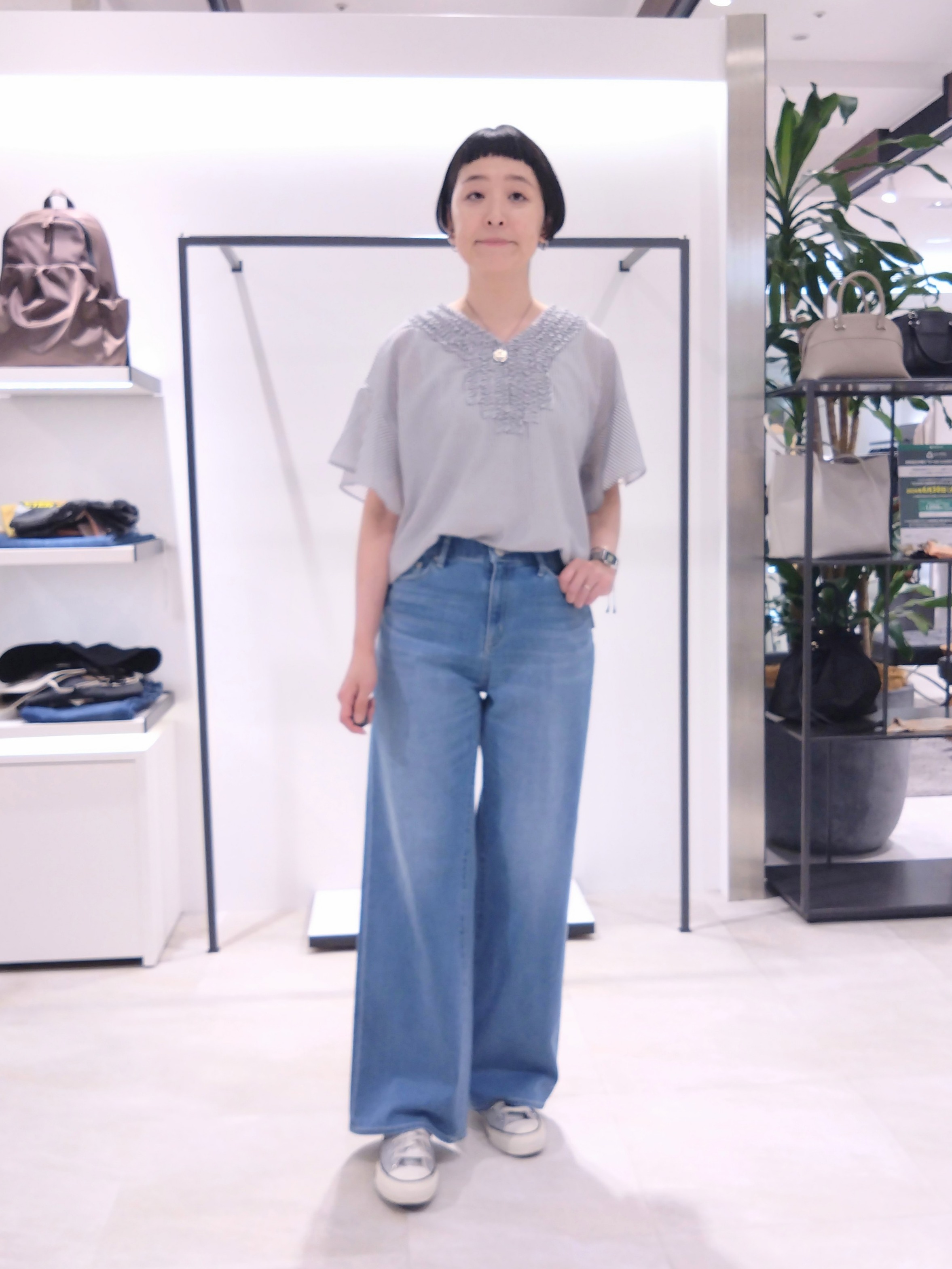 まちこさんの「UNTITLED｜【接触冷感/通気性/洗える】Vネックフリルブラウス」を使ったコーディネート