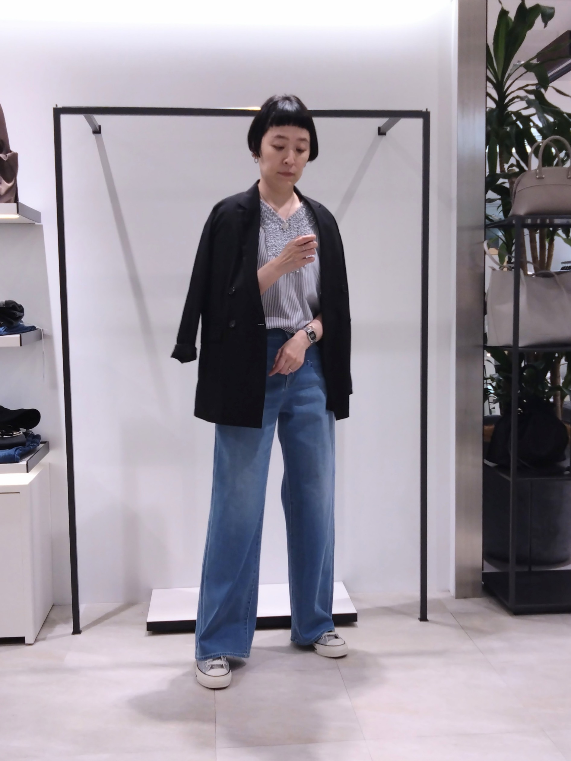 まちこさんの「UNTITLED｜【接触冷感/通気性/洗える】Vネックフリルブラウス」を使ったコーディネート