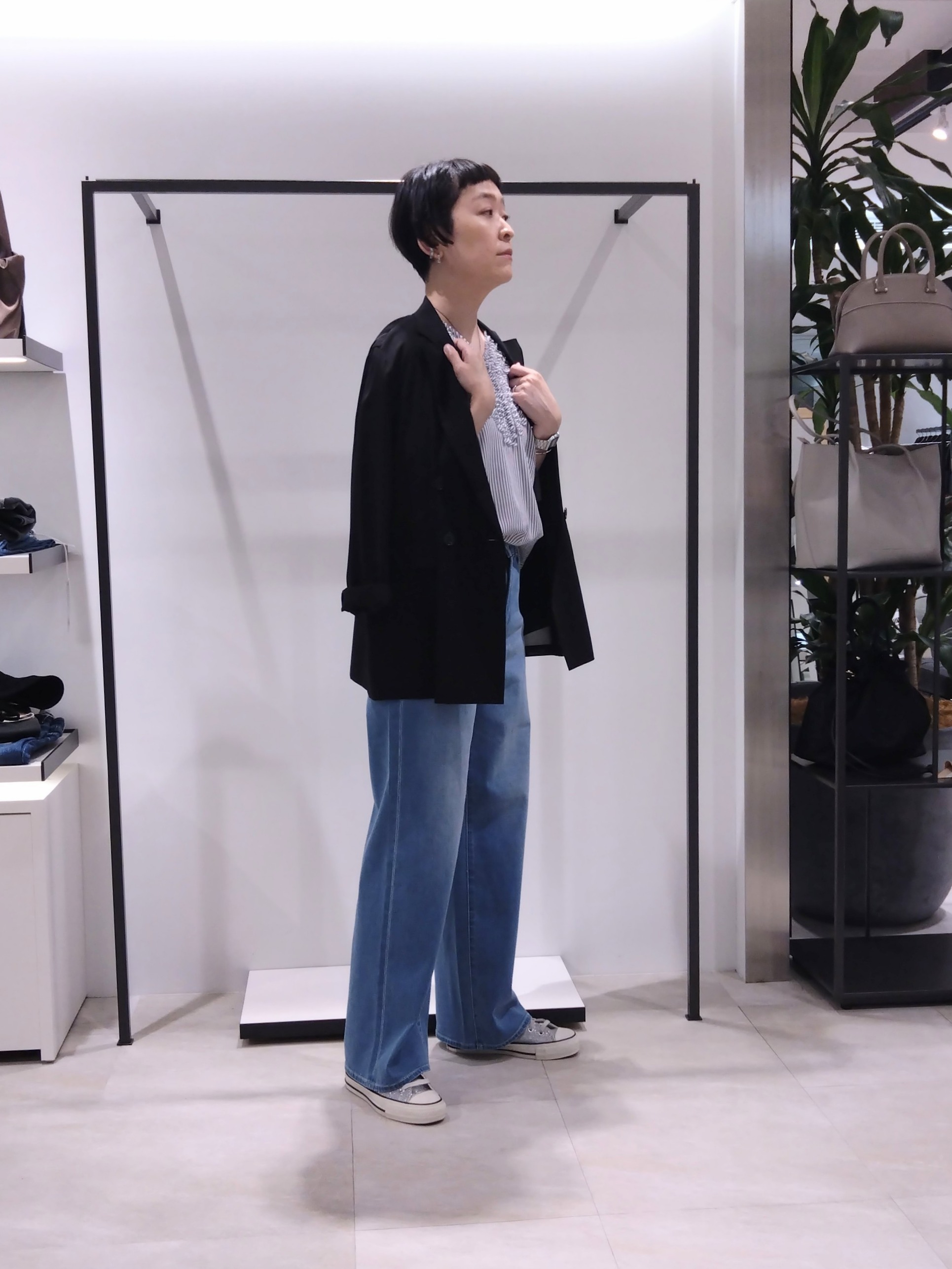 まちこさんの「UNTITLED｜【接触冷感/通気性/洗える】Vネックフリルブラウス」を使ったコーディネート