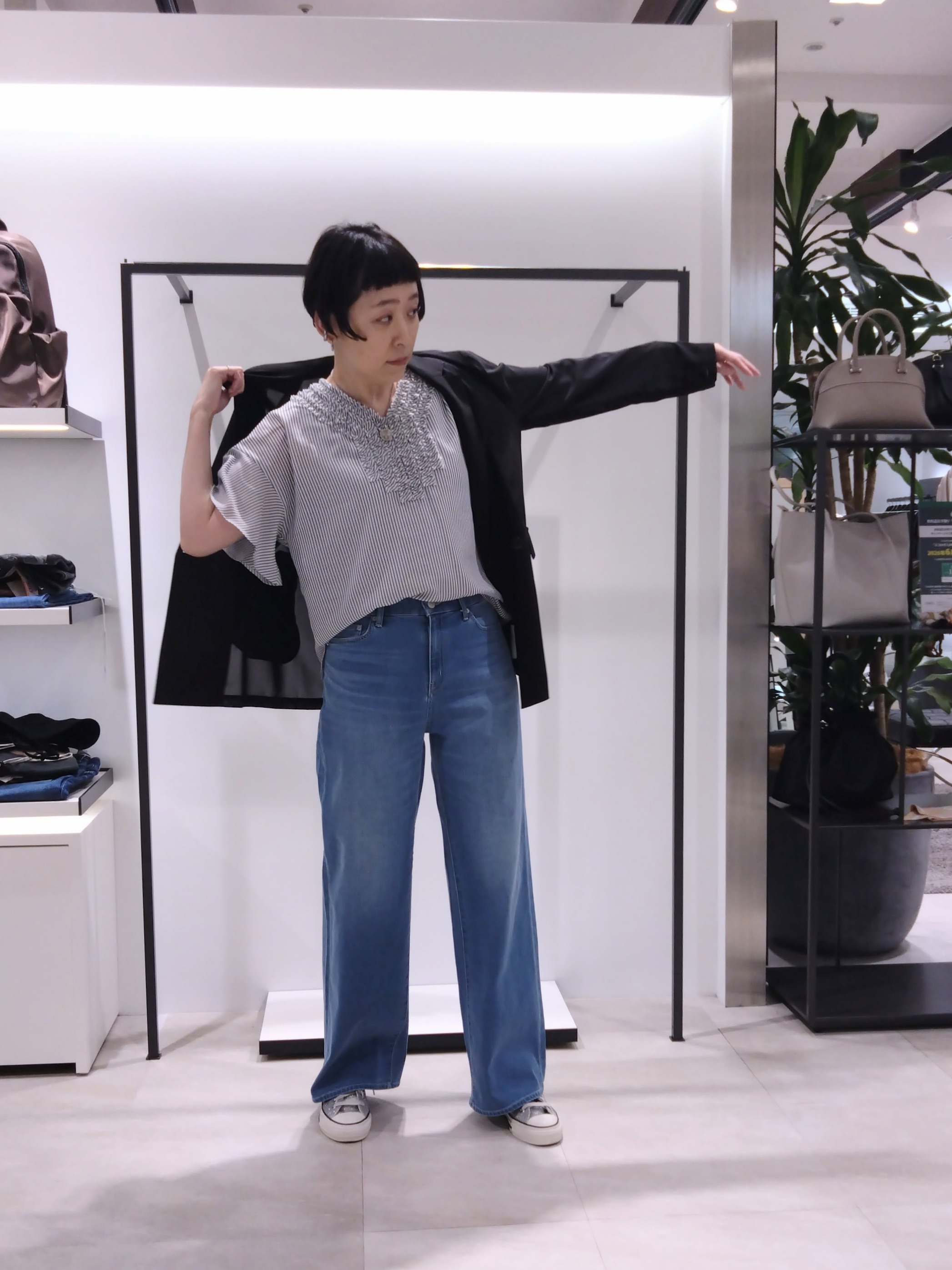 まちこさんの「UNTITLED｜【接触冷感/通気性/洗える】Vネックフリルブラウス」を使ったコーディネート